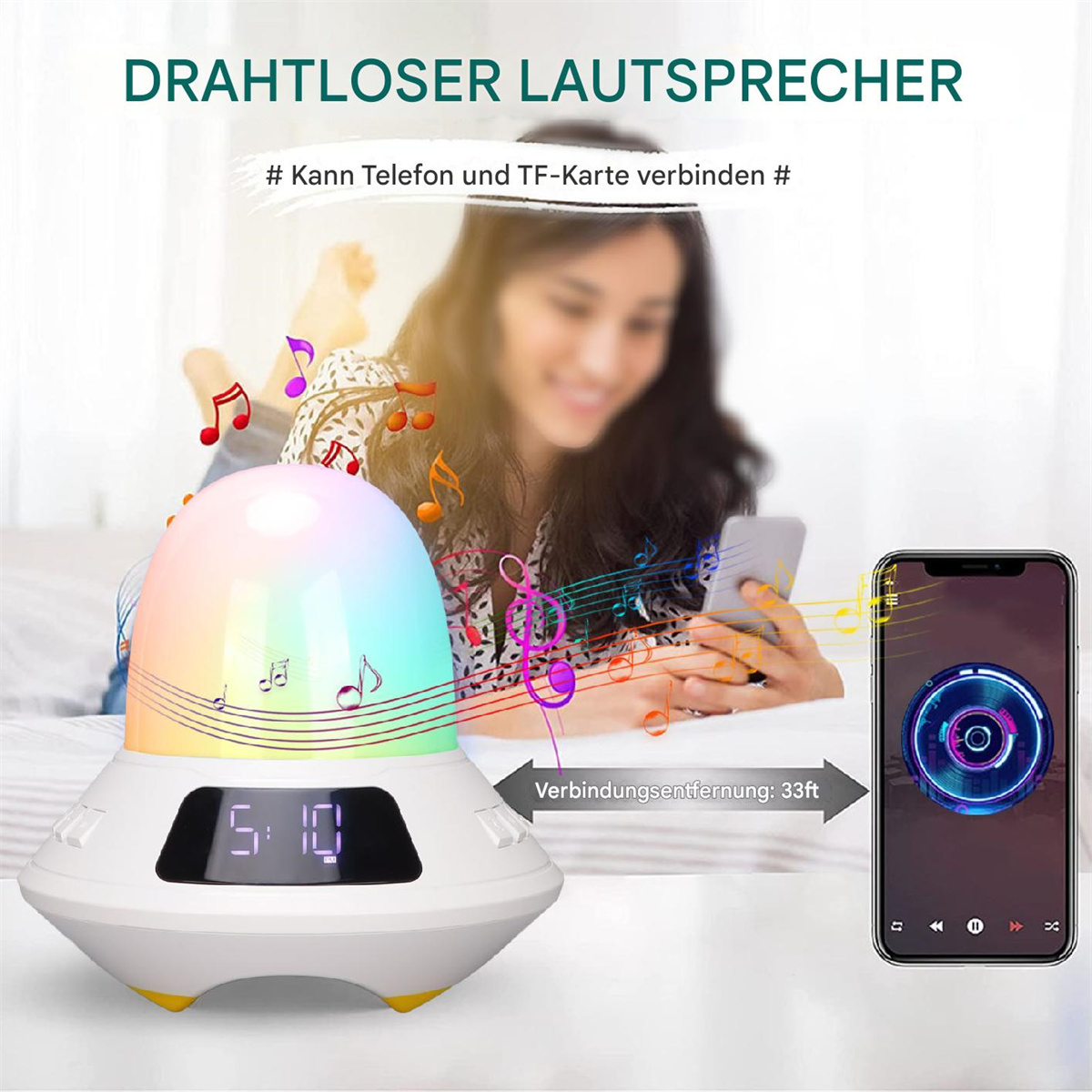 Weißer Lautsprecher mit bunten Lichtern. Eine Frau benutzt ein Telefon in der Nähe. Noten schweben herum.