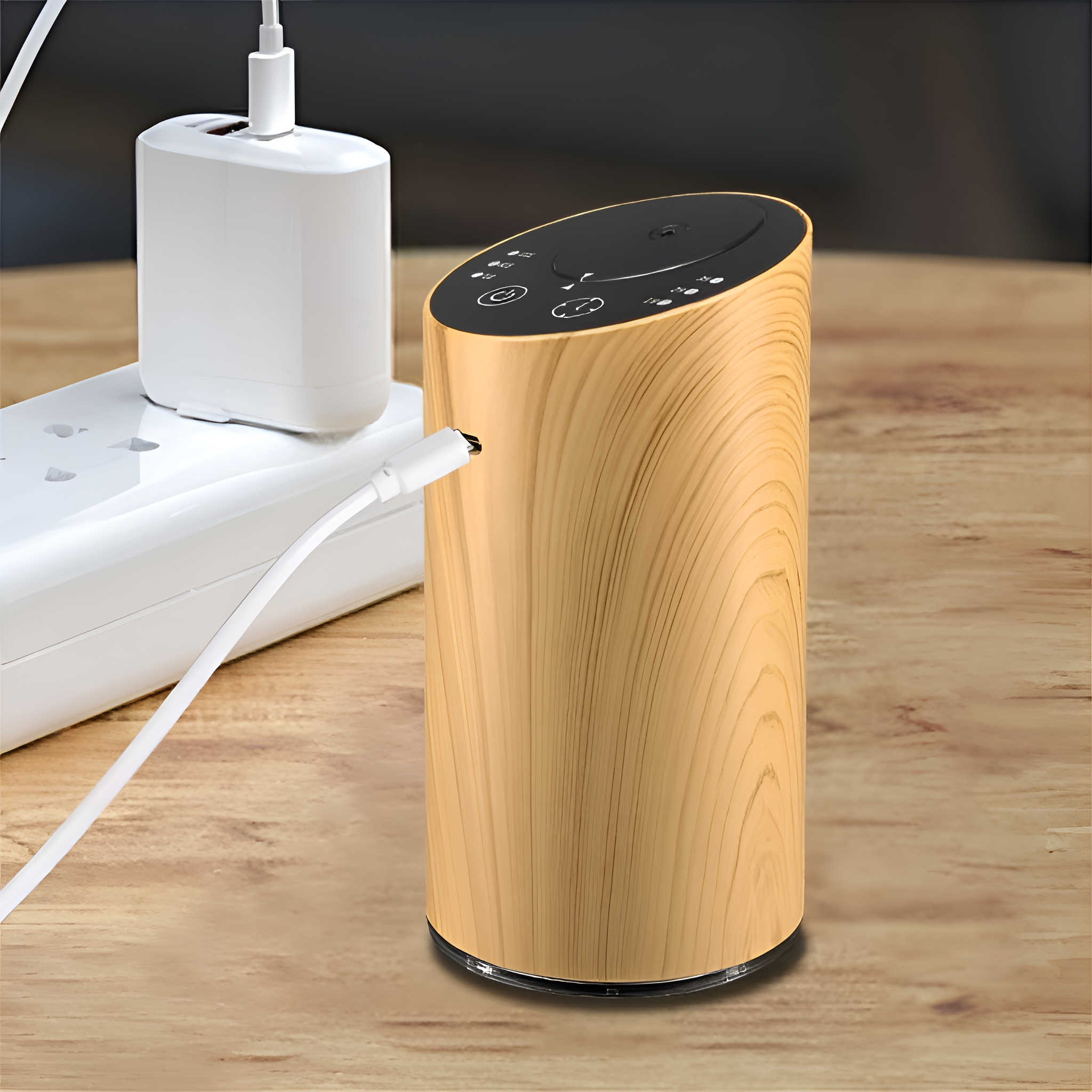 Ein Holz-Diffusor für ätherische Öle, der an einer Steckdose mit einem weißen Ladegerät angeschlossen ist.