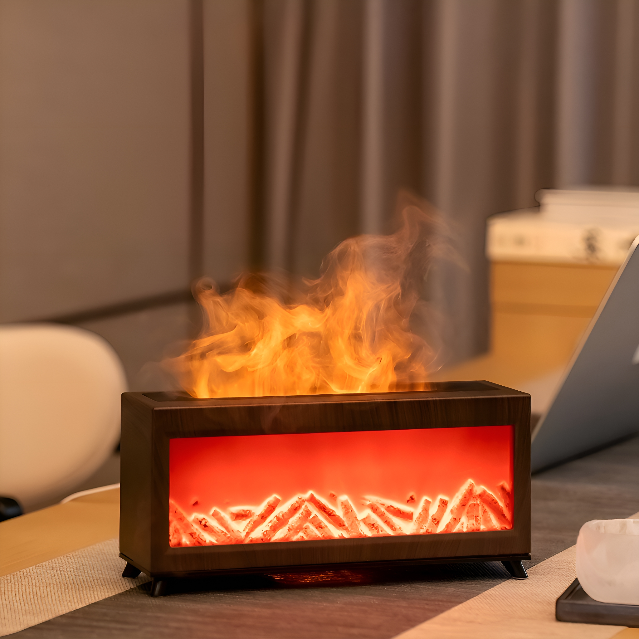 Ein dekoratives Kaminfeuer mit simulierten Flammen, glühenden Glut und Holzrahmen.