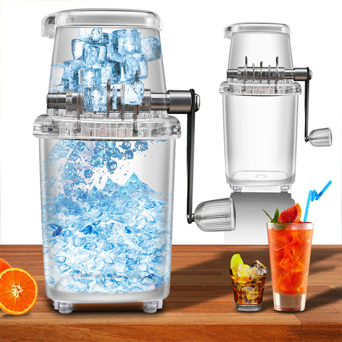 Eismaschine mit Eiswürfeln und Crushed Ice. Es gibt zwei Gläser Getränke mit einem Holztisch.