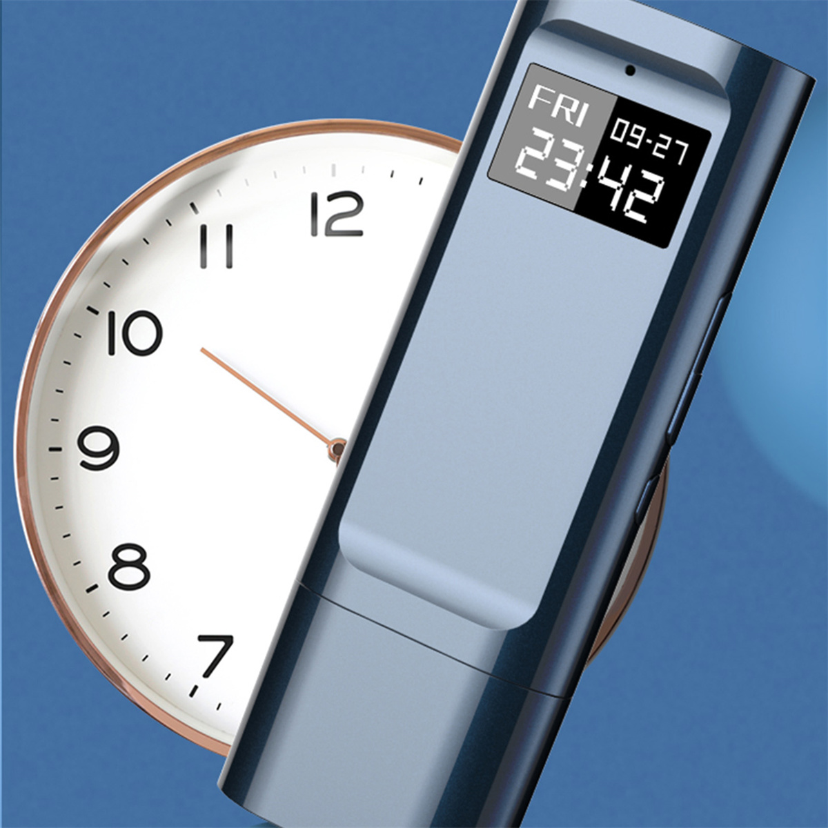 Eine Digitaluhr, die 23:42 anzeigt, mit einem Zifferblatt dahinter, vor blauem Hintergrund.