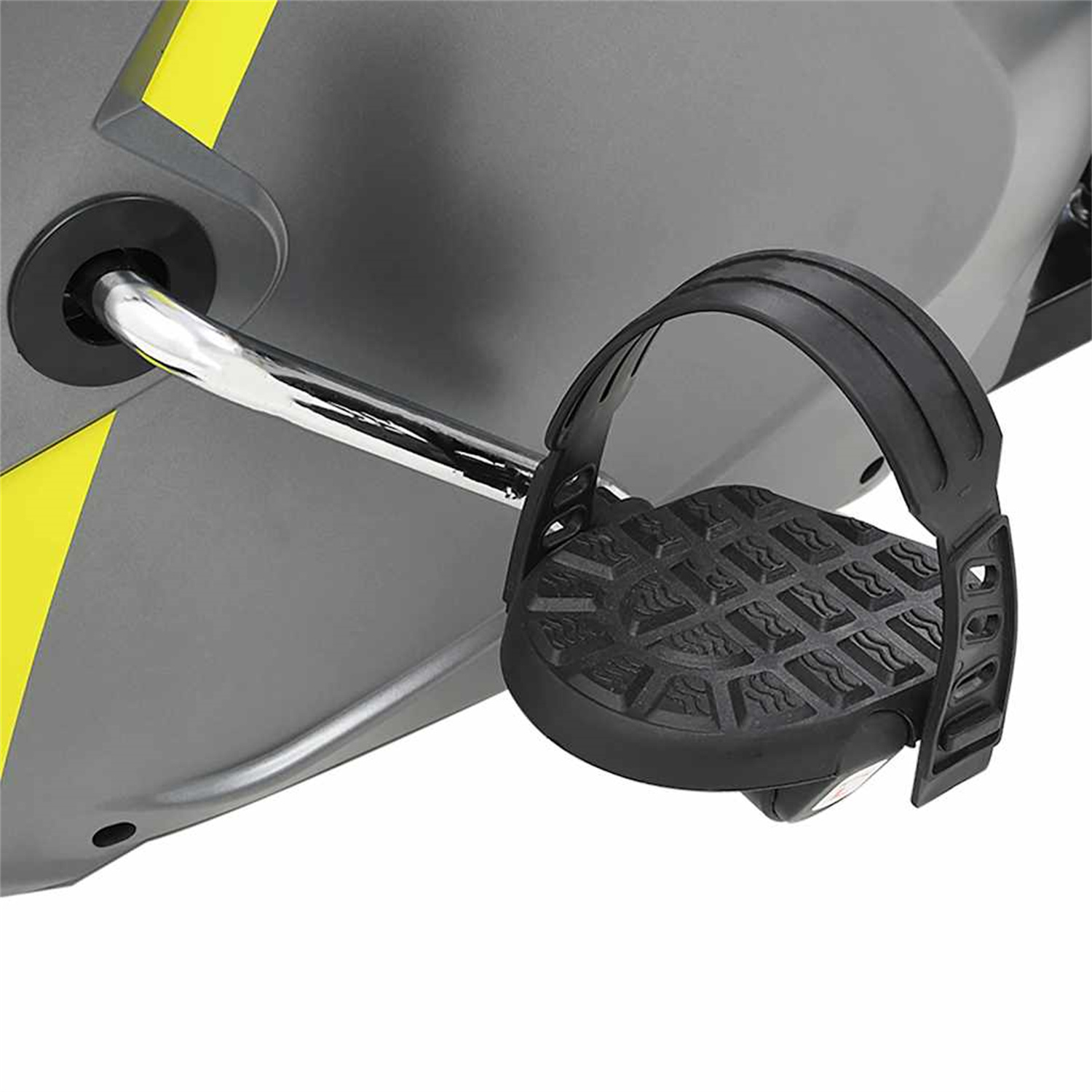 Das Bein eines Heimtrainers mit schwarzem Fußpedal. Das Fahrrad ist grau und gelb.