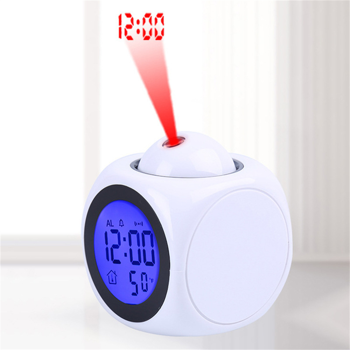 Ein weißer Würfel-Wecker, der die Zeit rot an eine Wand projiziert.