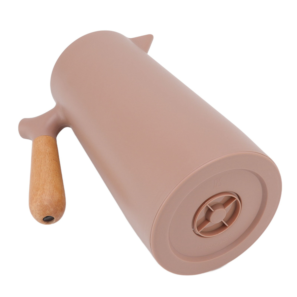 Beige-farbener Wasserkrug mit Holzgriff. Der Boden hat ein kreisförmiges Design.