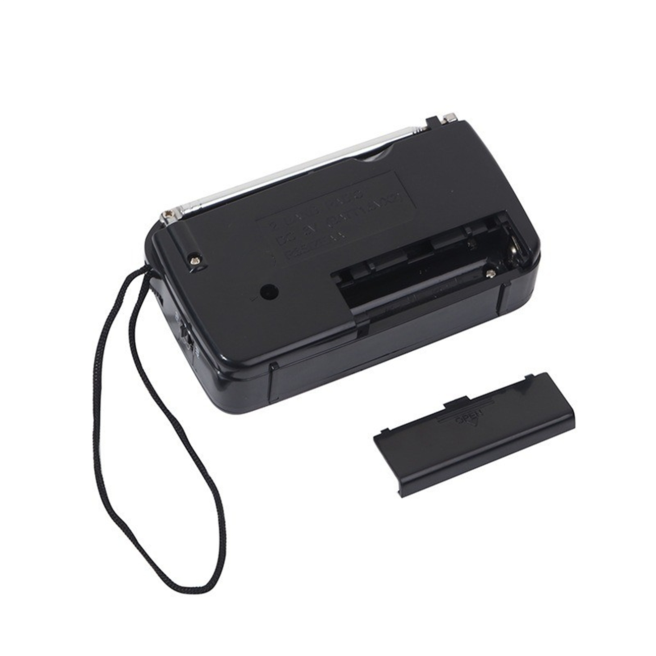 Ein schwarzes Radio mit offenem Batteriefach. Auf der Seite des Radios ist ein schwarzer Riemen angebracht.