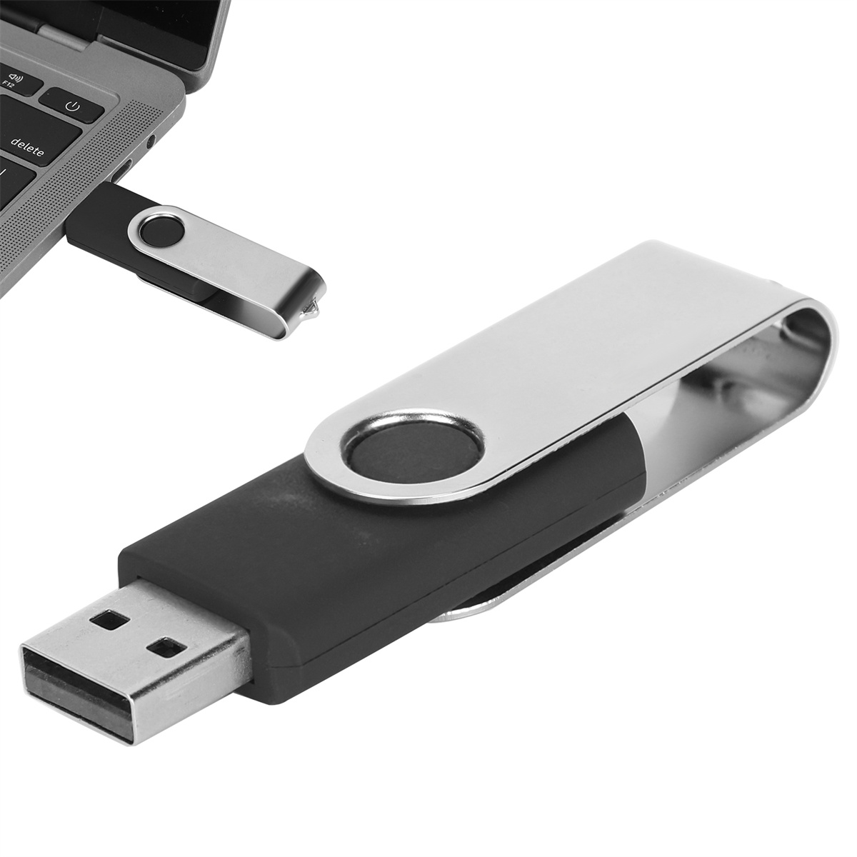 Ein schwarz-silberner USB-Stick, teilweise in einen Laptop gesteckt. Der Stick hat ein Drehdesign und ein Metallgehäuse.