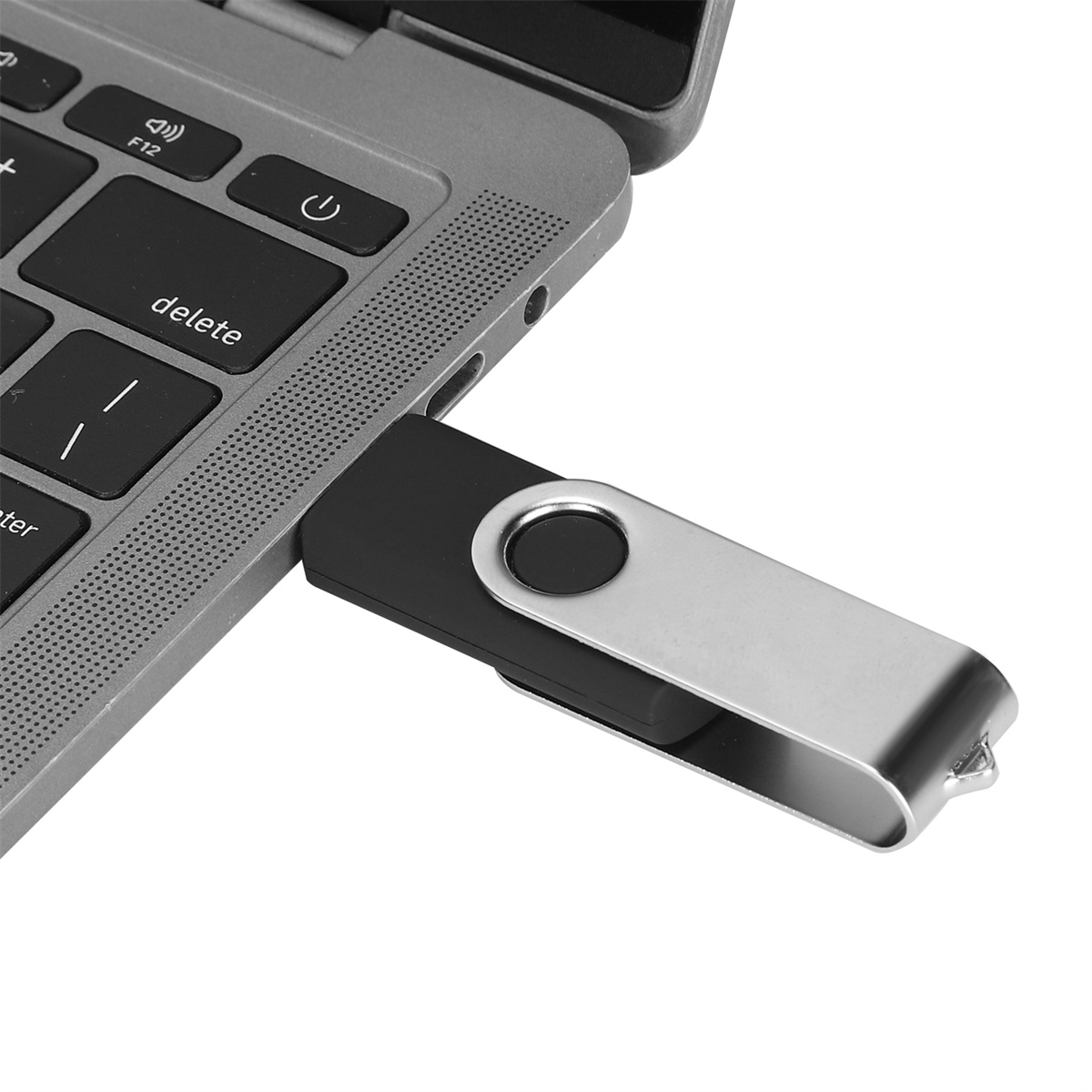 USB-Stick in einen Laptop gesteckt. Silber und Schwarz. Weißer Hintergrund.