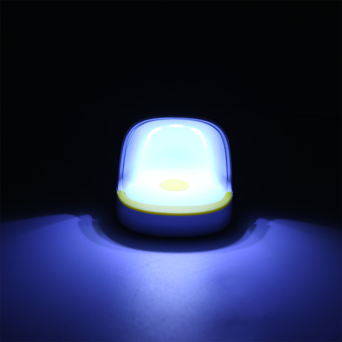 Ein leuchtendes weißes und gelbes Licht. Das Licht ist blau und befindet sich in einer dunklen Umgebung.