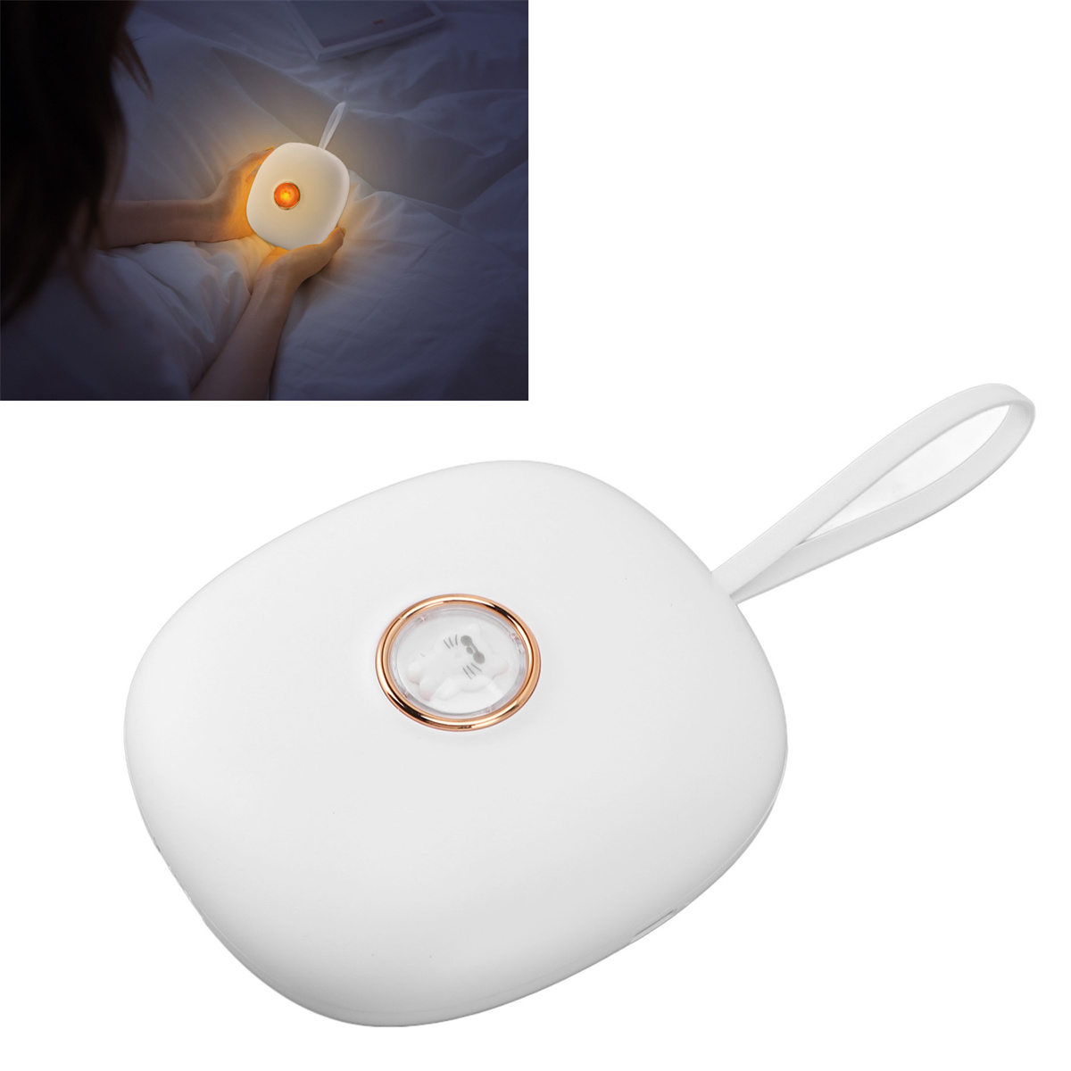Weiße, abgerundete Nachttischlampe. Die Lampe ist oben links eingeschaltet. Das Licht scheint hell.