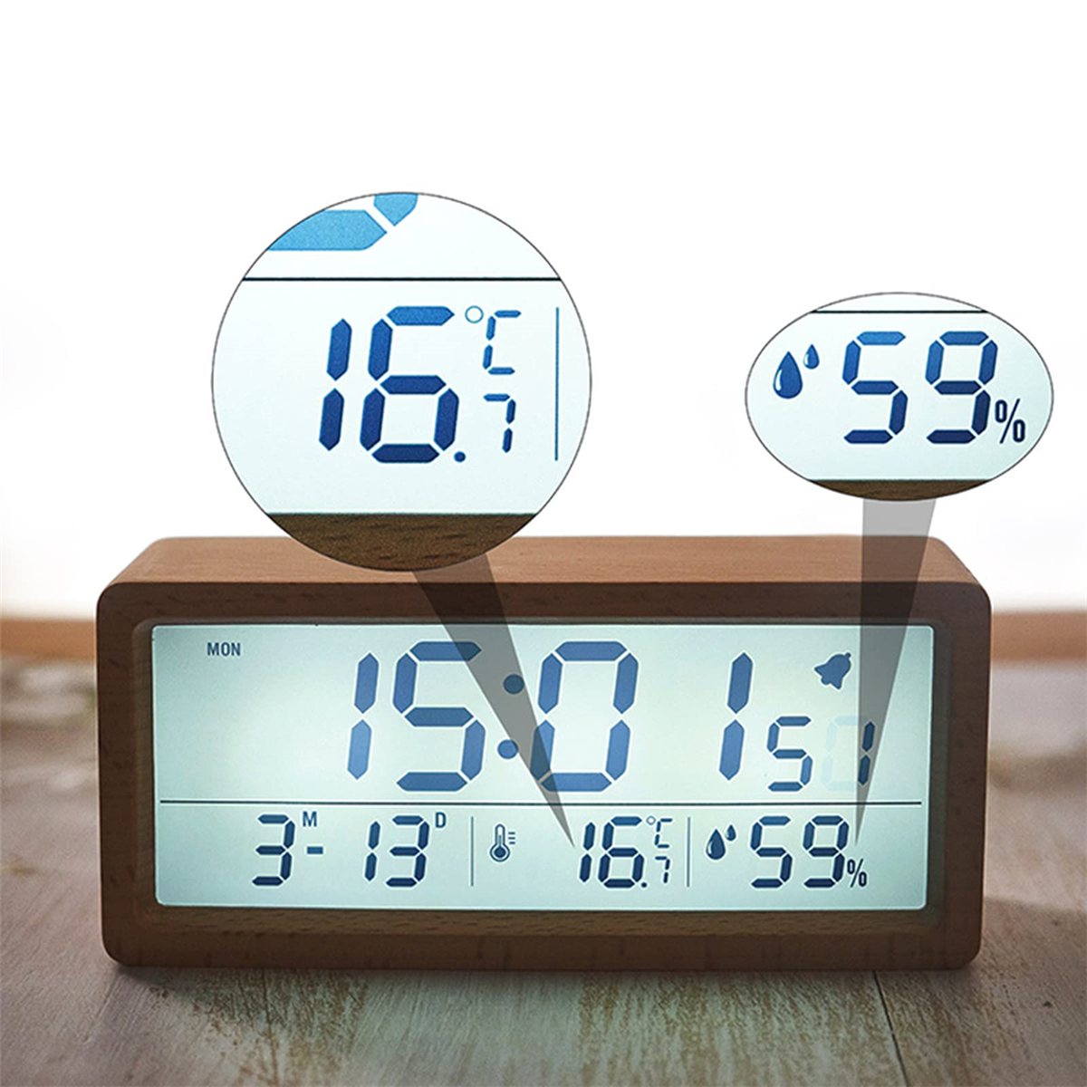 Digitaluhr aus Holz mit Anzeige von Zeit, Datum, Temperatur und Luftfeuchtigkeit, mit Details.