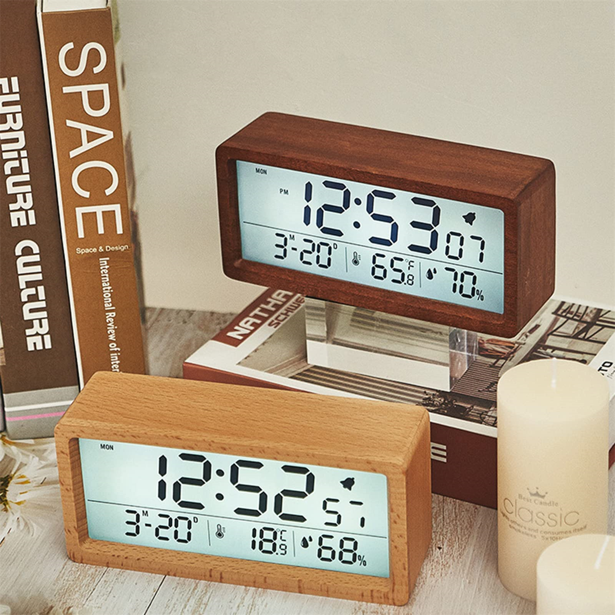 Zwei digitale Holzuhren, die Zeit und Temperatur anzeigen. Eine ist braun, die andere hell.