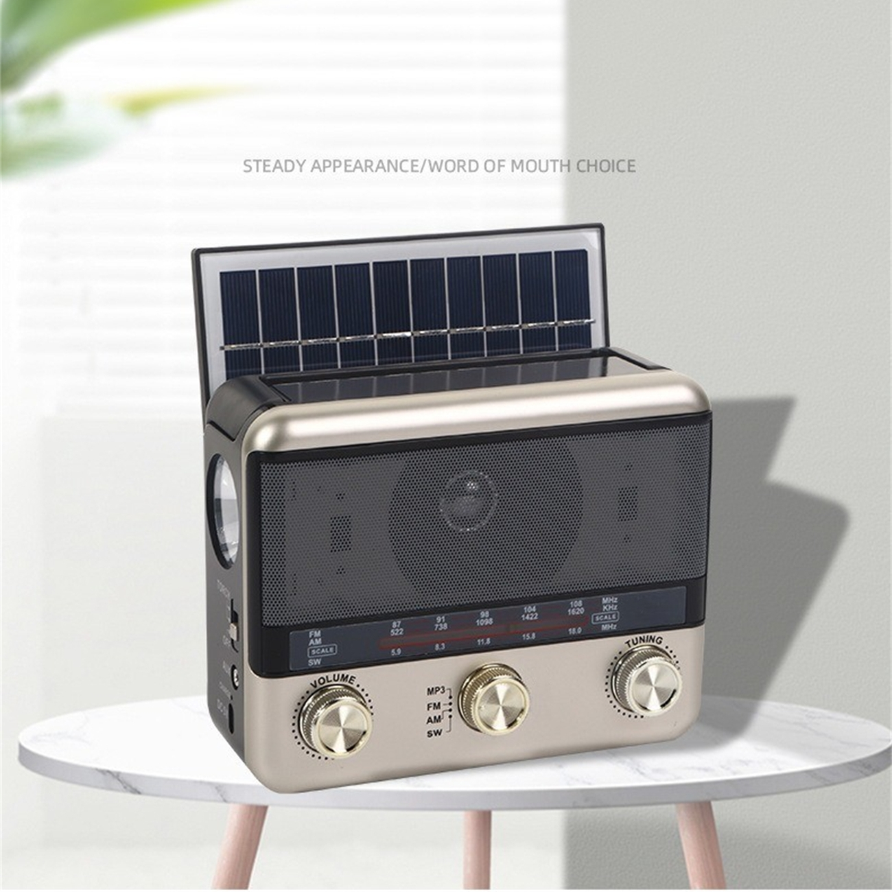 Ein Radio im Retro-Stil mit Solarpanel, das auf einem weißen Tisch steht.