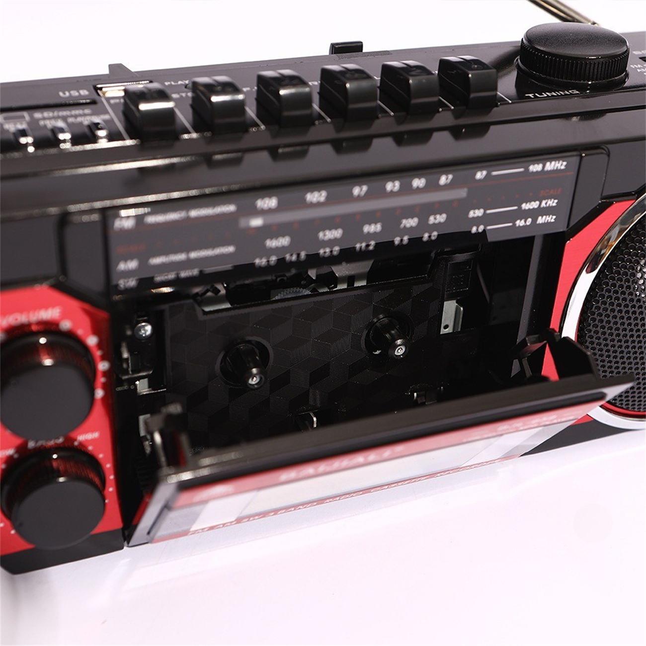Eine schwarze und rote Retro-Boombox mit Kassettenlaufwerk, die das offene Kassettenfach zeigt.