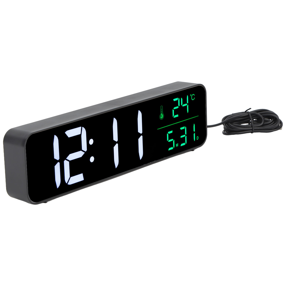 Schwarze Digitaluhr mit grüner Anzeige von Uhrzeit, Datum und Temperatur. Die Uhr steht auf weißem Untergrund.