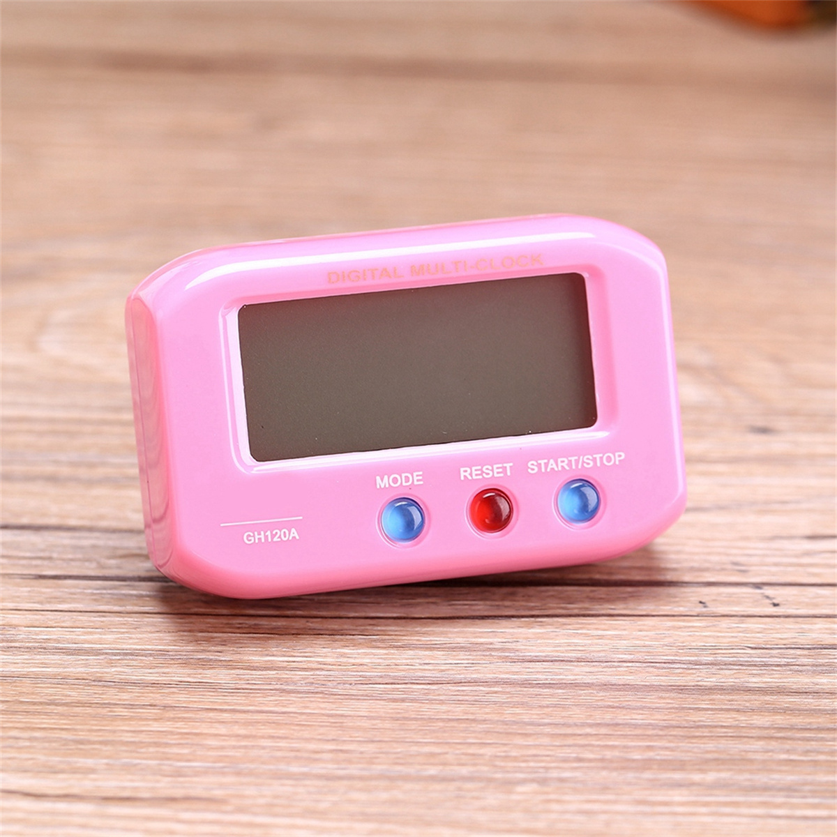 Pinkfarbener digitaler Timer mit Knöpfen. Das Display zeigt Zeit und andere Informationen.