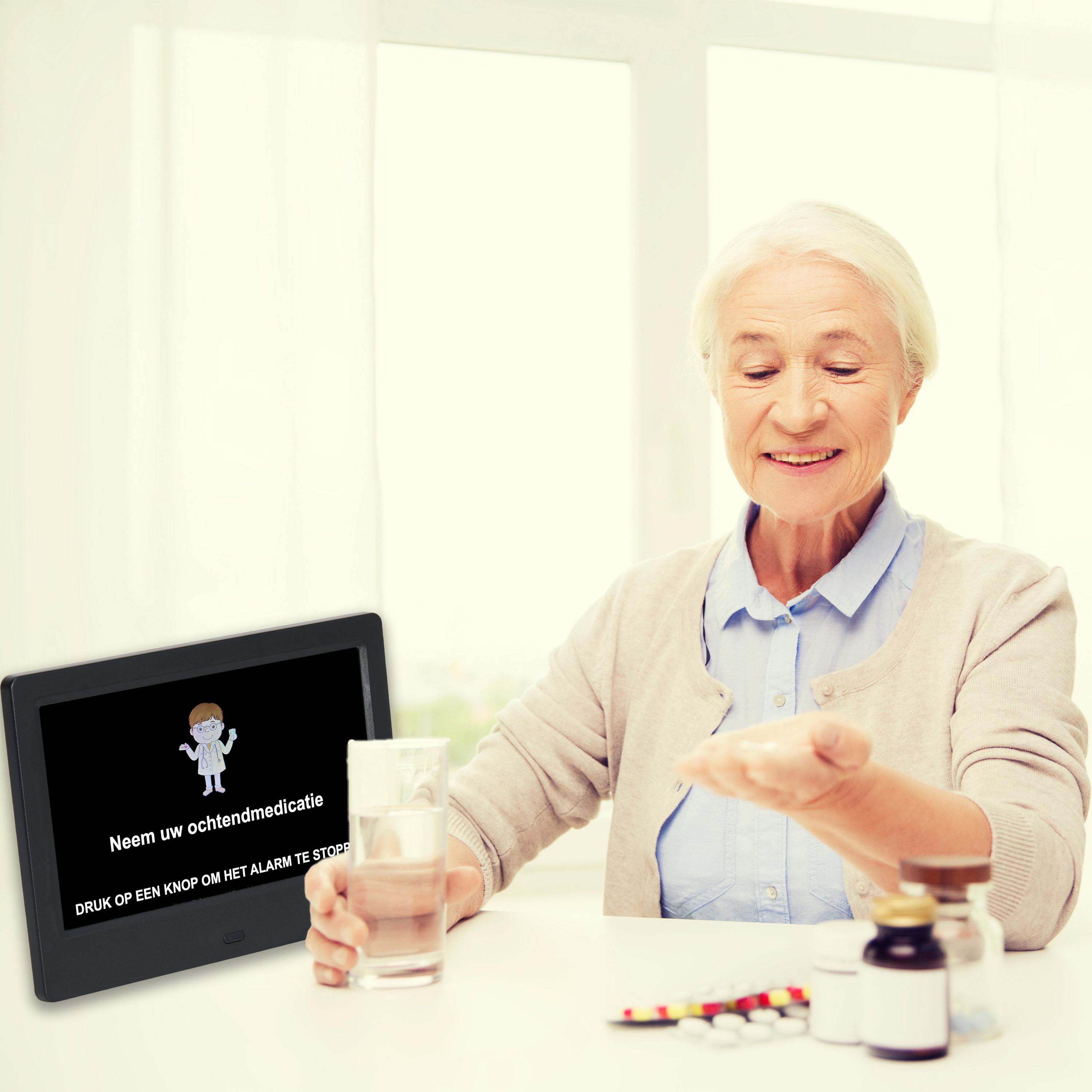 Oudere vrouw neemt medicijnen met een tablet in haar hand, een scherm toont tekst.
