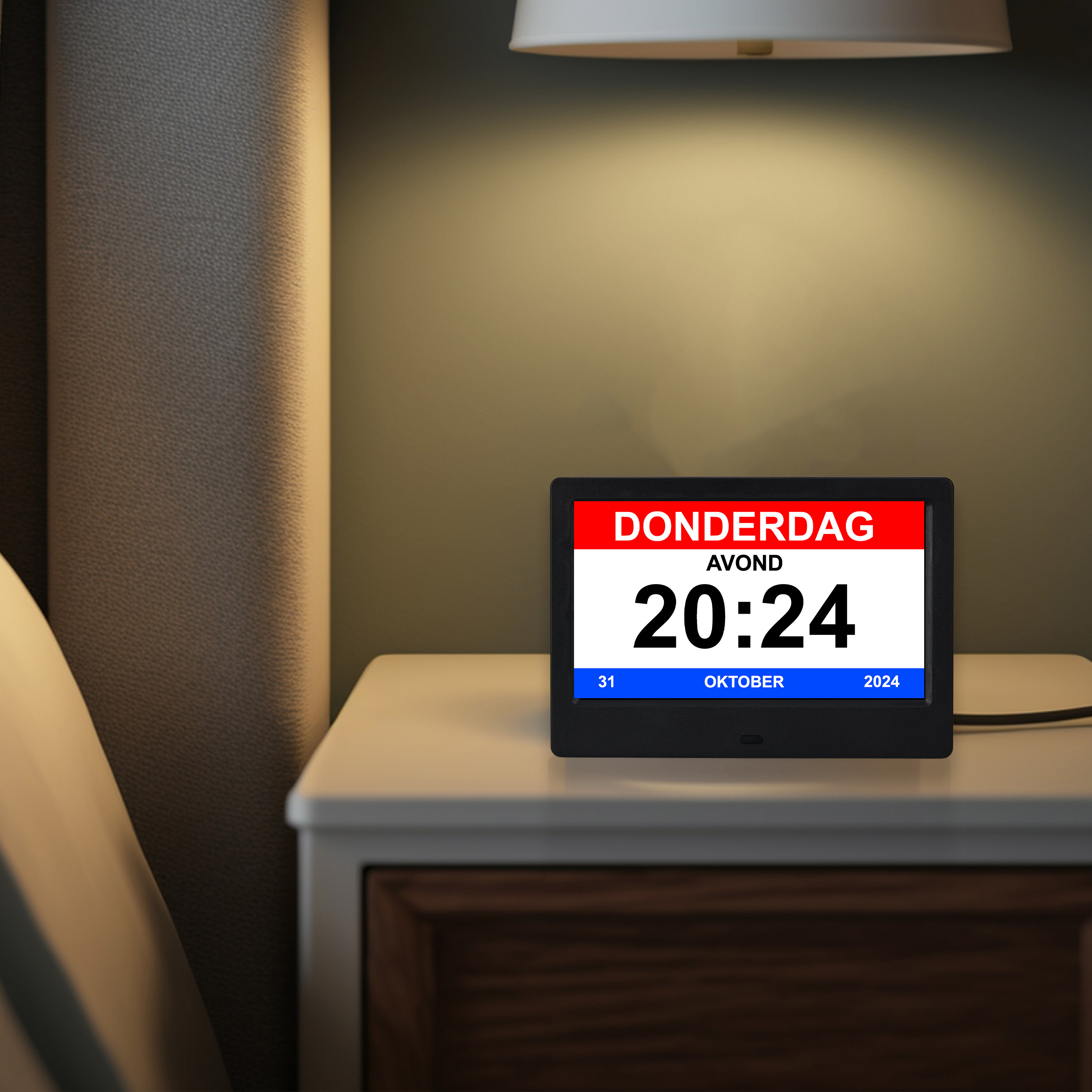 Digitale kalender op een nachtkastje, met 'Donderdag' en de tijd 20:24.