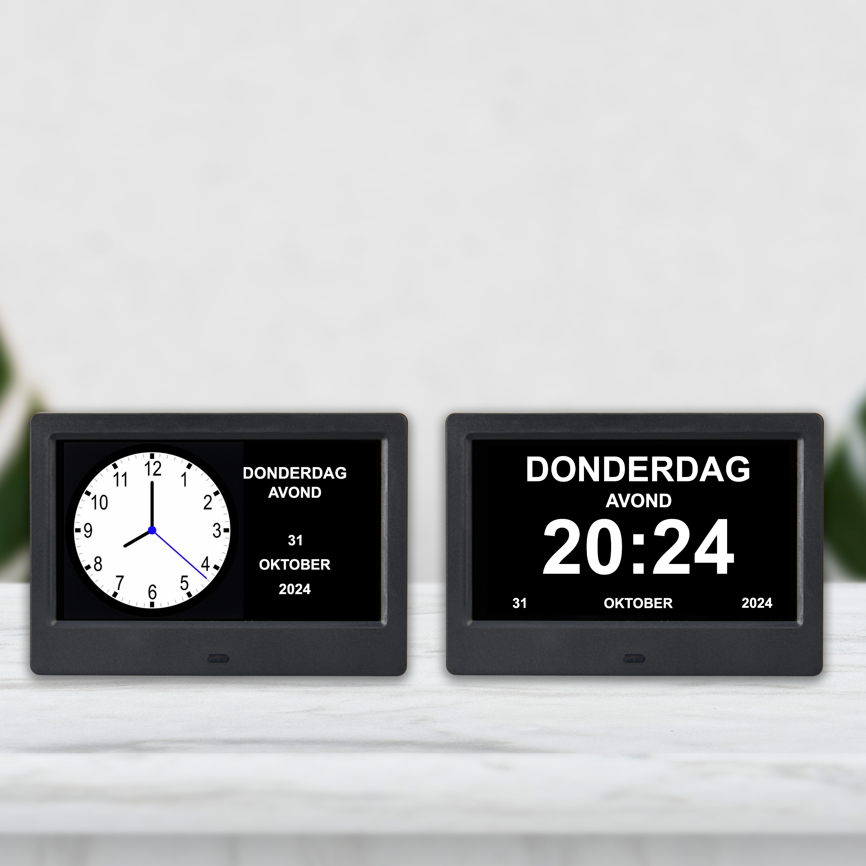 Twee digitale klokken die de datum en tijd weergeven, één met analoge wijzers.