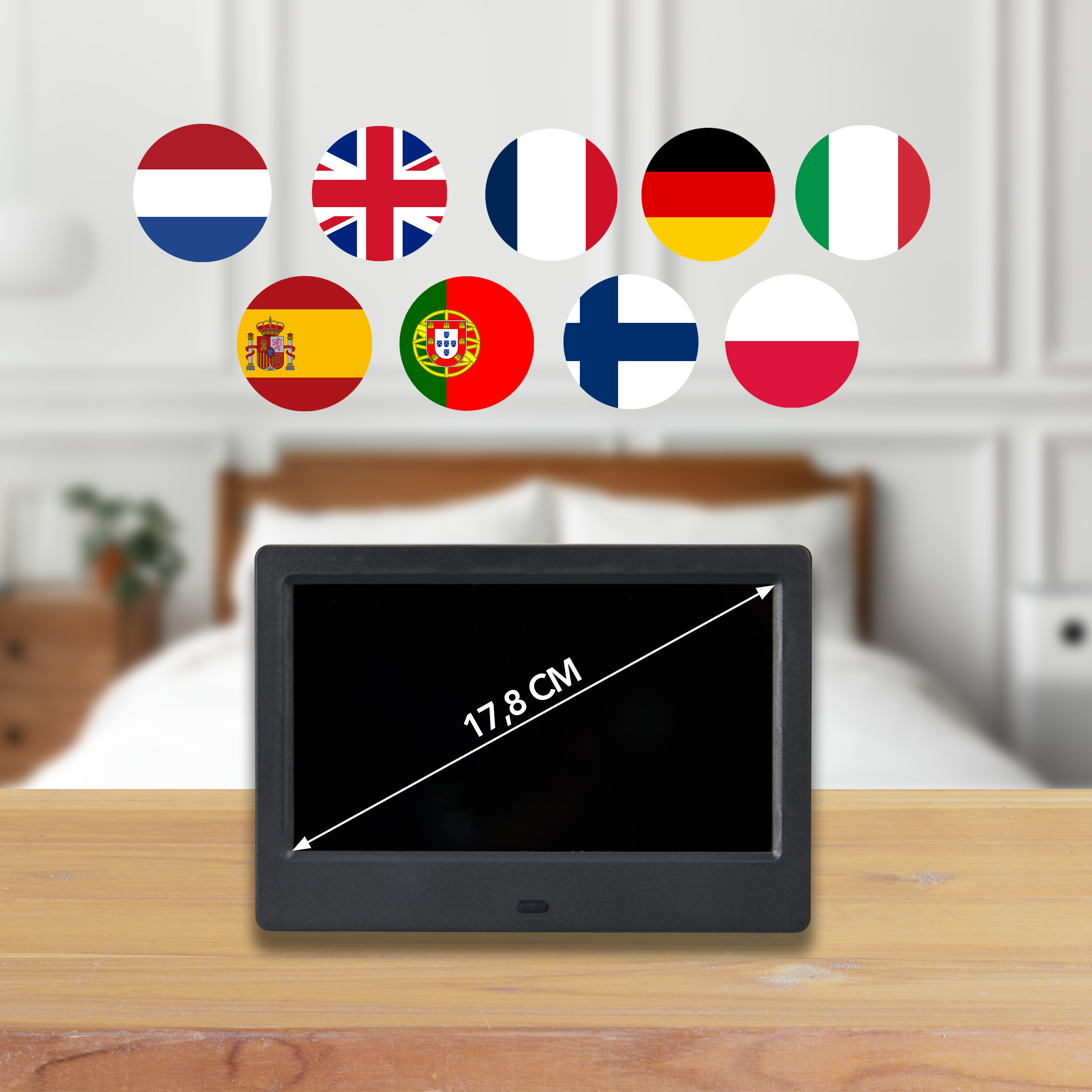 Een digitale fotolijst op een houten tafel. Vlaggen van verschillende landen zijn zichtbaar boven de lijst.