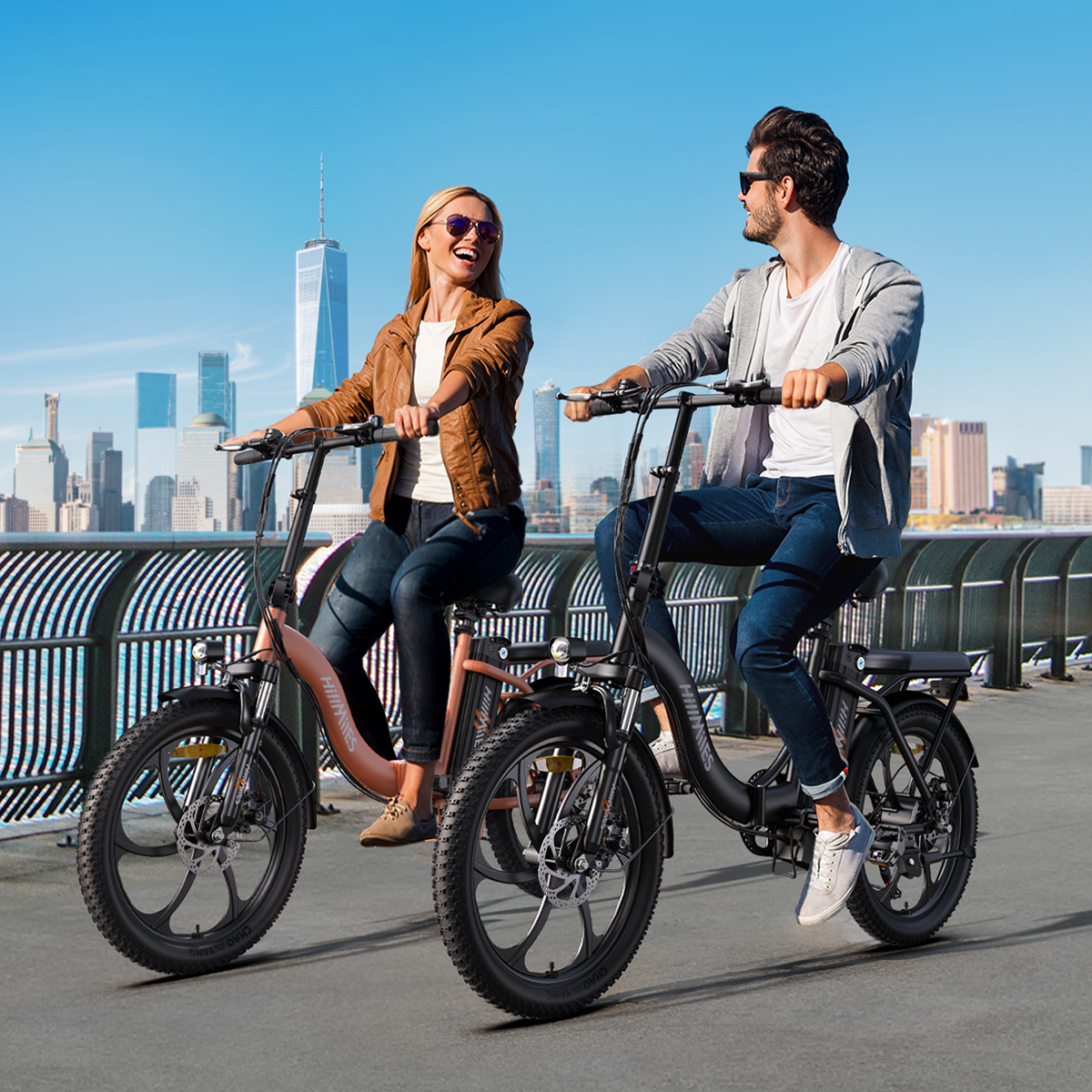 Para jeżdżąca na rowerach elektrycznych na ścieżce z panoramą miasta w tle, słoneczny dzień.
