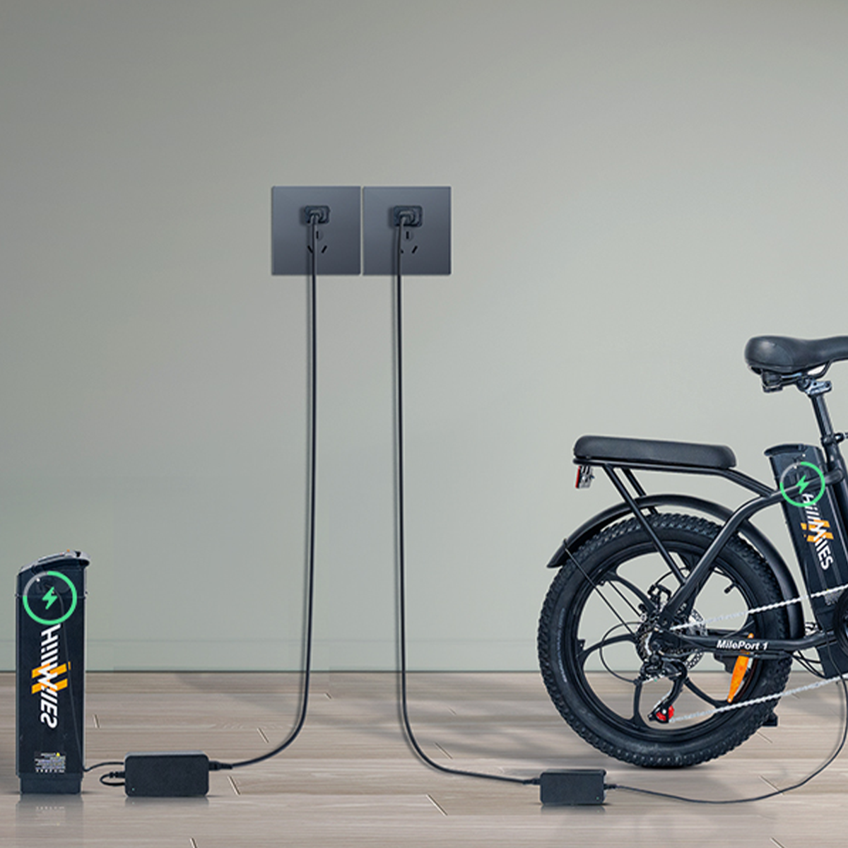 Akumulator roweru elektrycznego ładowany dwoma wtyczkami w ścianie. Rower po prawej.