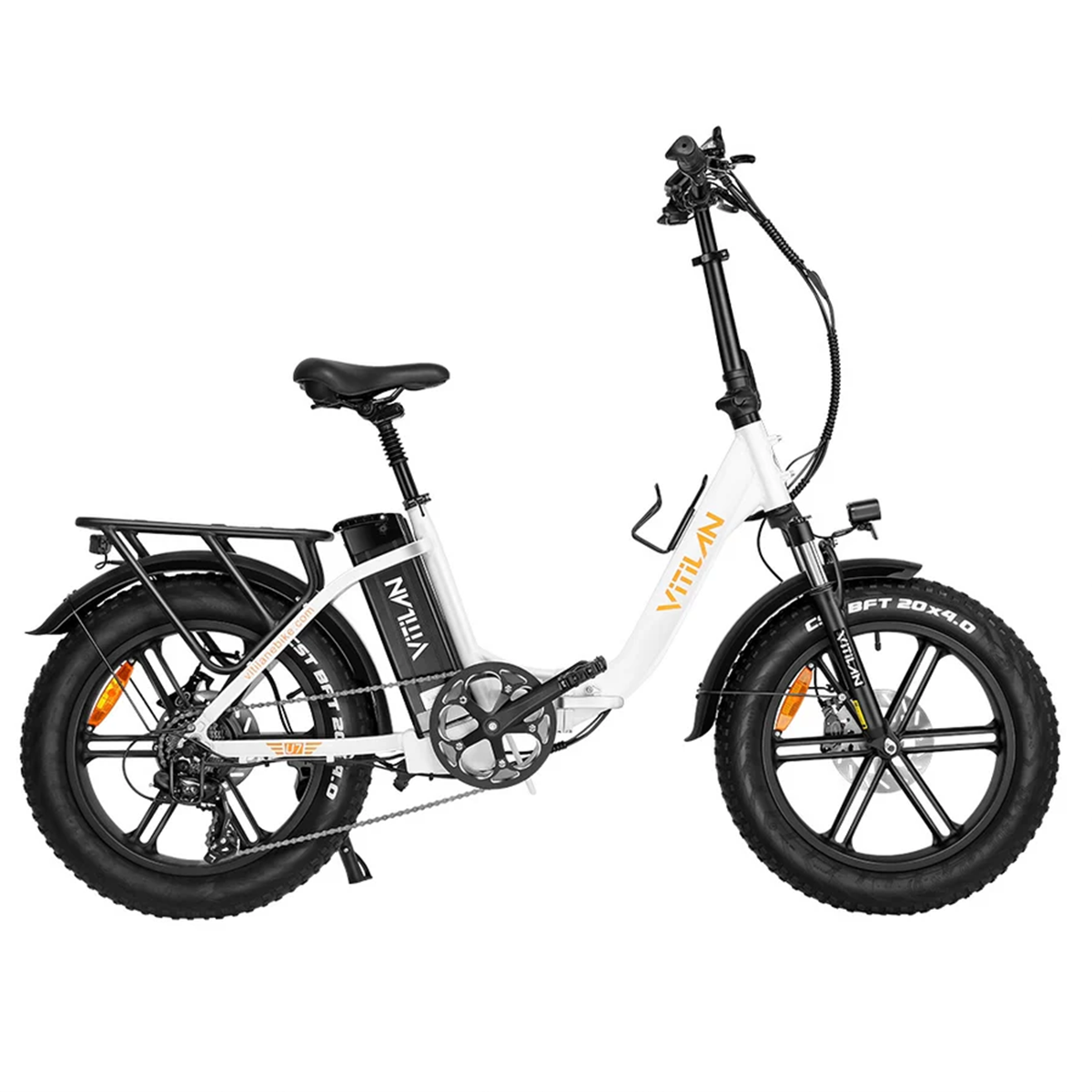 Biały rower elektryczny Vitlan z czarnymi oponami, czarnym siedzeniem i akumulatorem.