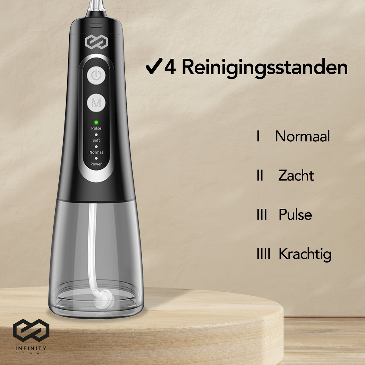 Zwarte en zilveren monddouche met 4 reinigingsstanden. De achtergrond is een houten standaard.