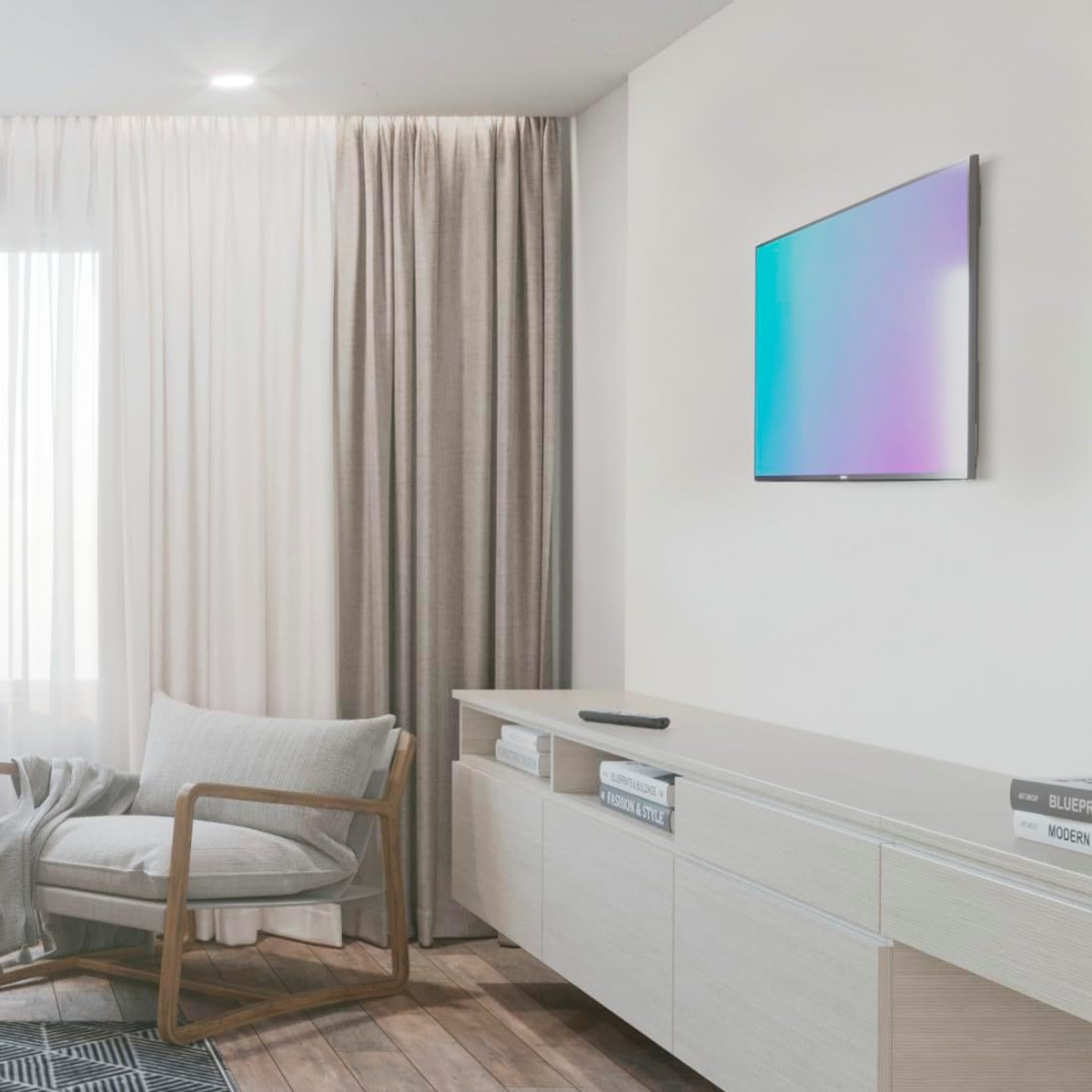 Stanza con una TV a parete, una consolle in legno e una sedia. Sono presenti anche tende e una finestra.