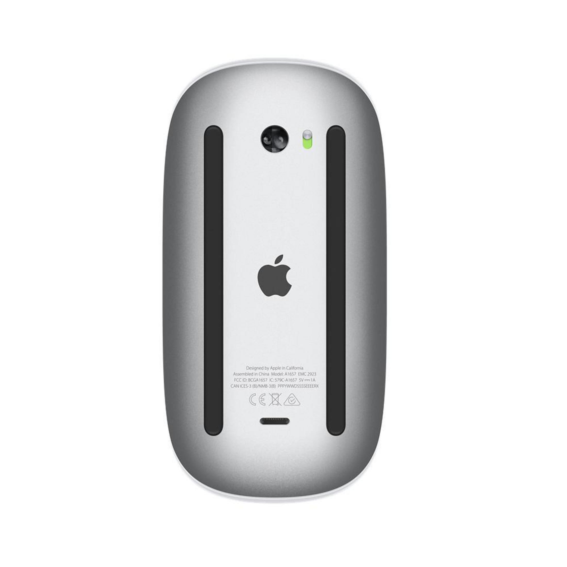 Srebrna mysz Apple Magic Mouse. Pokazano spód myszy z logo Apple.