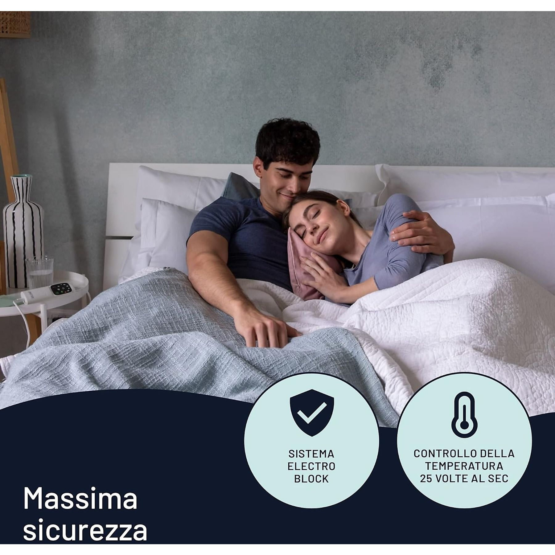 Para w łóżku pod kocem, obok szafki nocnej, z tekstem podkreślającym cechy bezpieczeństwa produktu.