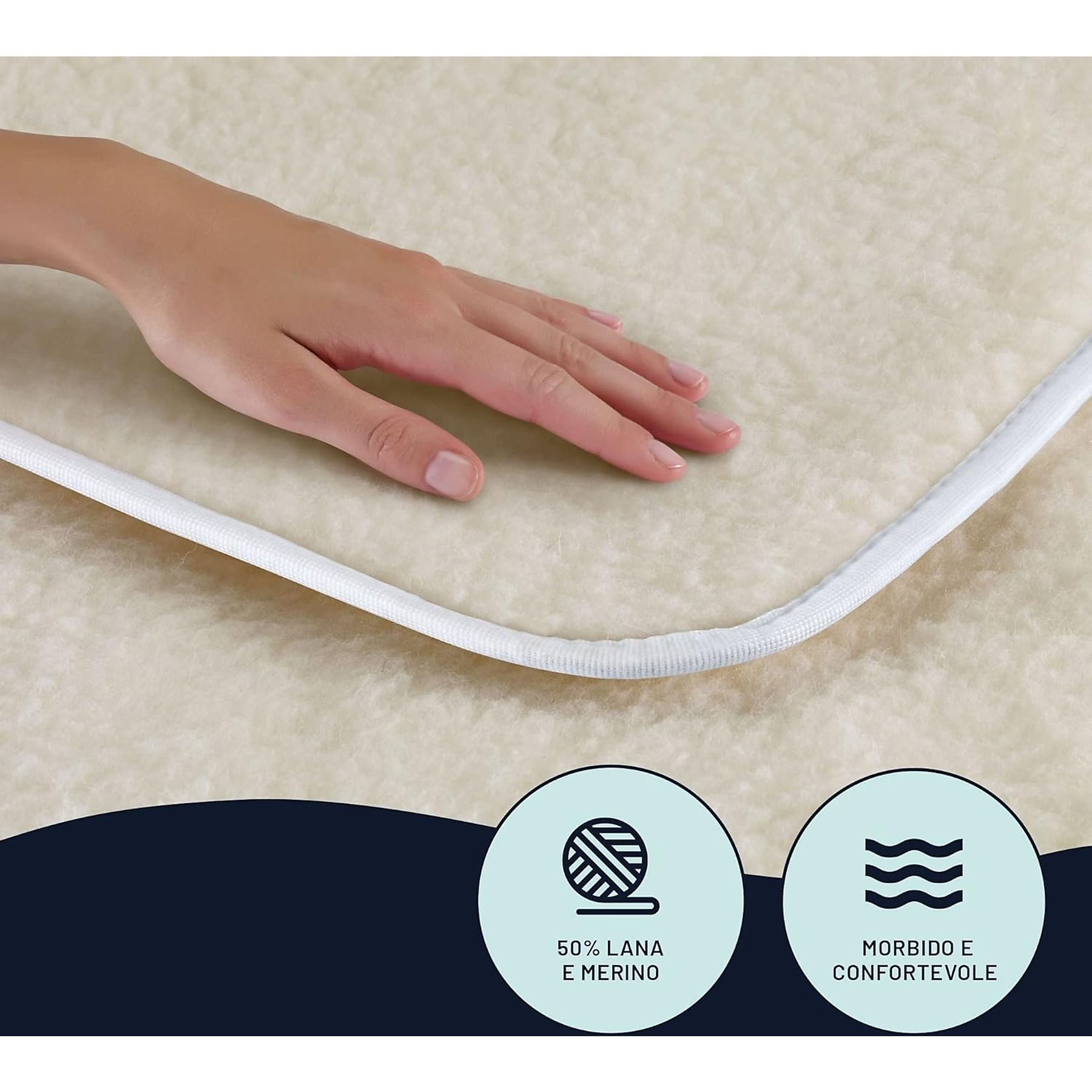 Zbliżenie dłoni dotykającej miękkiej, kremowej podkładki grzewczej IMETEC z białym obramowaniem.