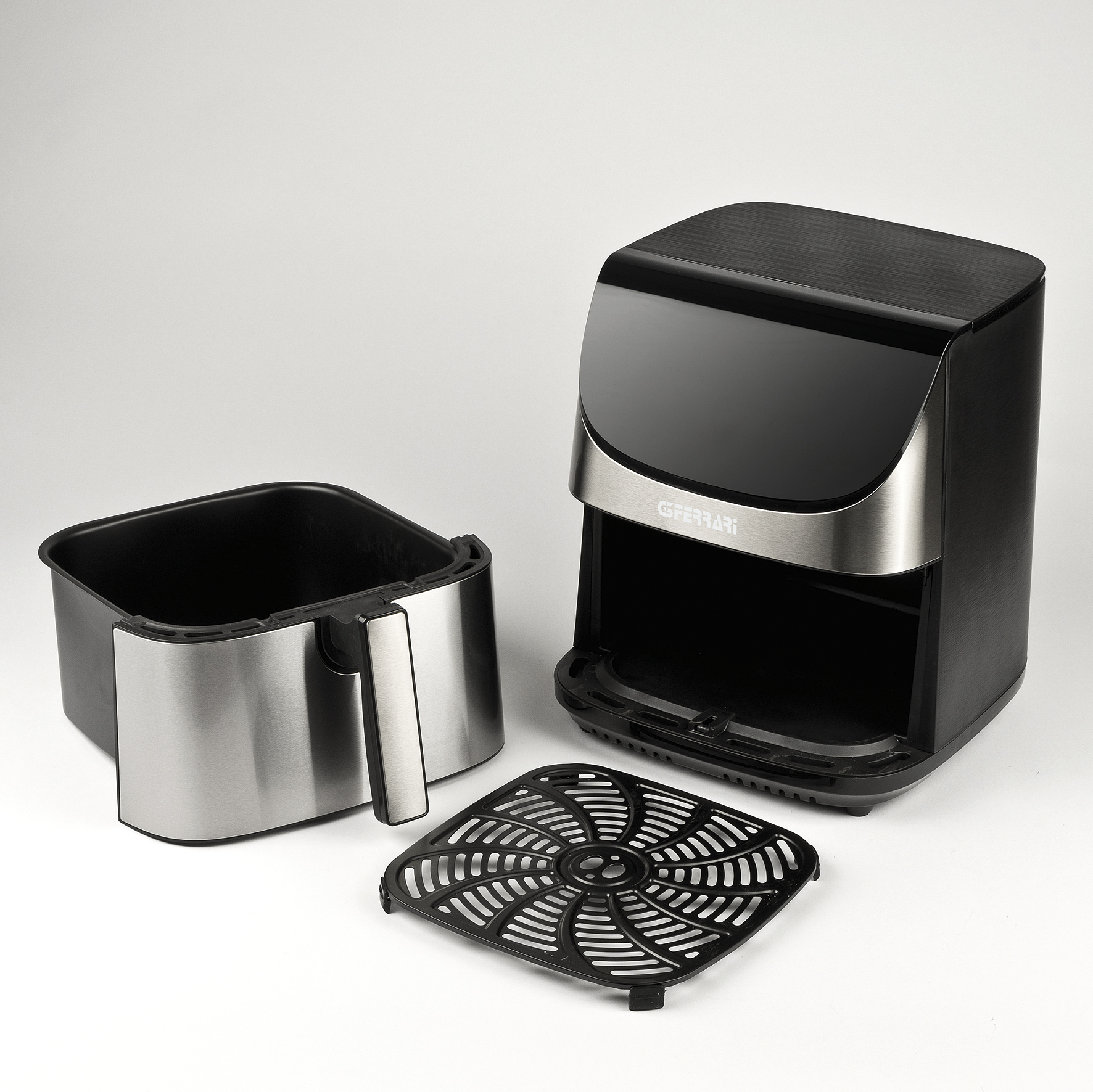 Frytownica powietrzna i kosz, czarne i srebrne. Zawiera czarną płytę grillową.