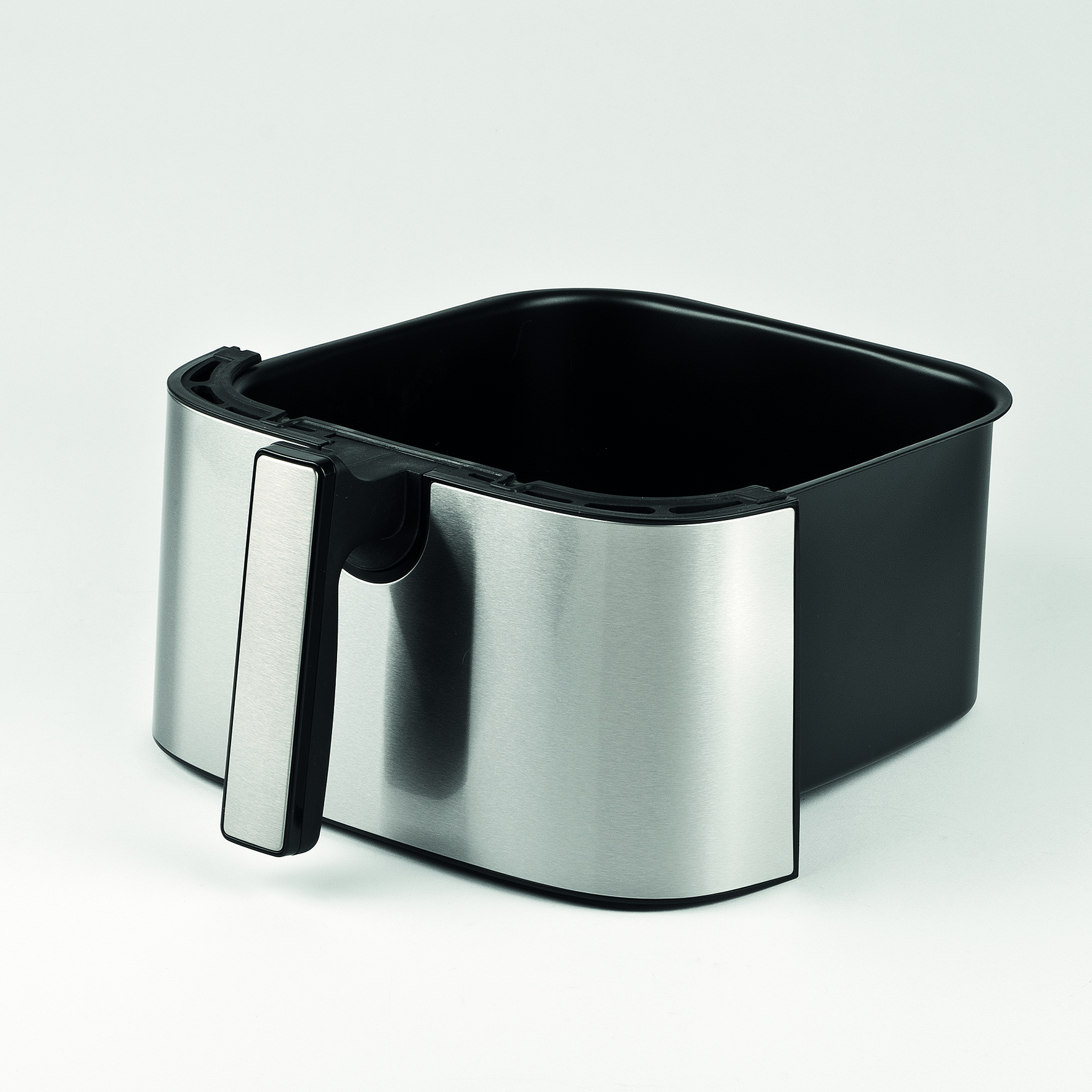 Srebrny i czarny kosz do frytownicy beztłuszczowej, czarny uchwyt, białe tło.