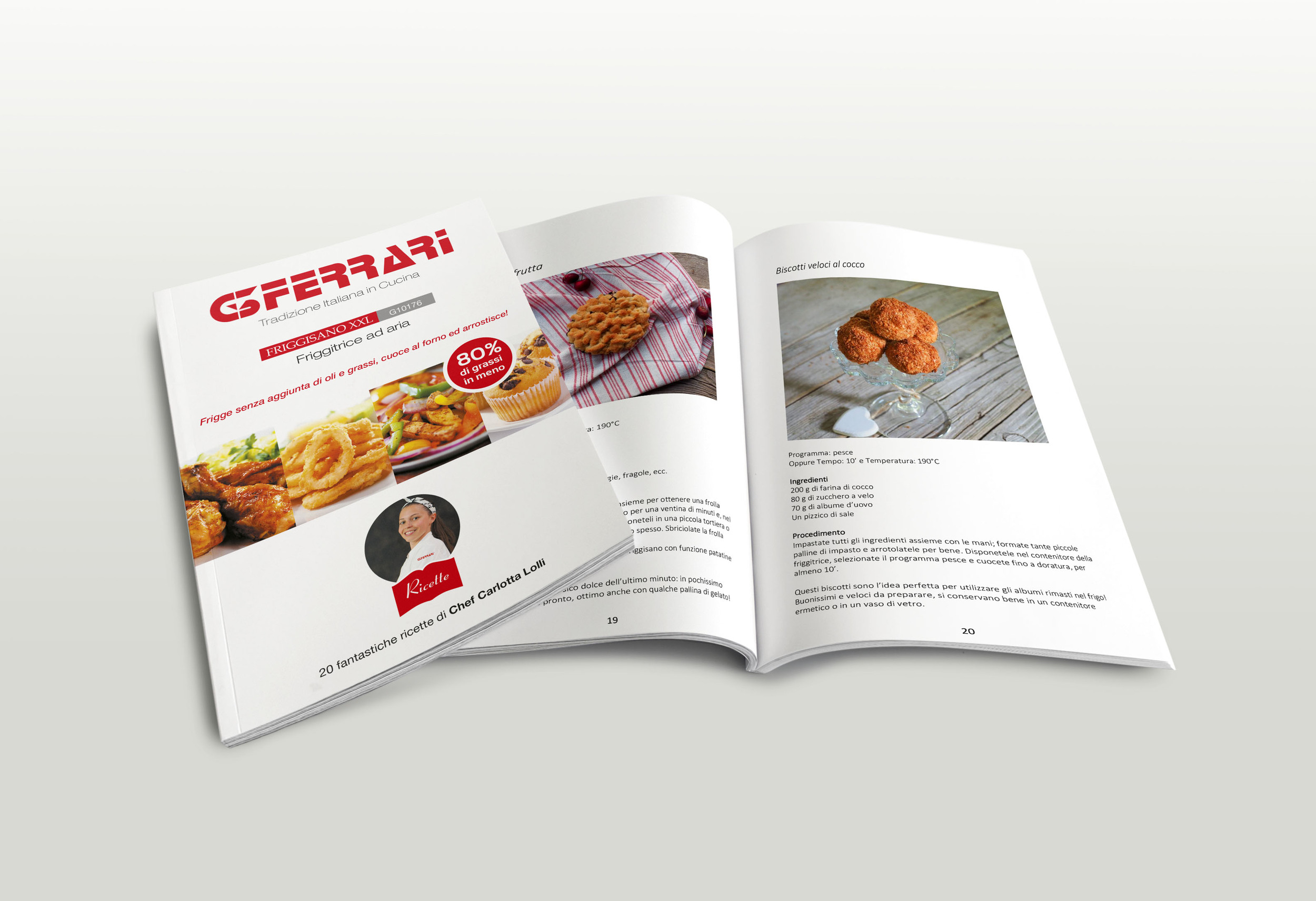 Otwarta książka kucharska na stole, ze zdjęciami jedzenia i tekstem. Białe tło.