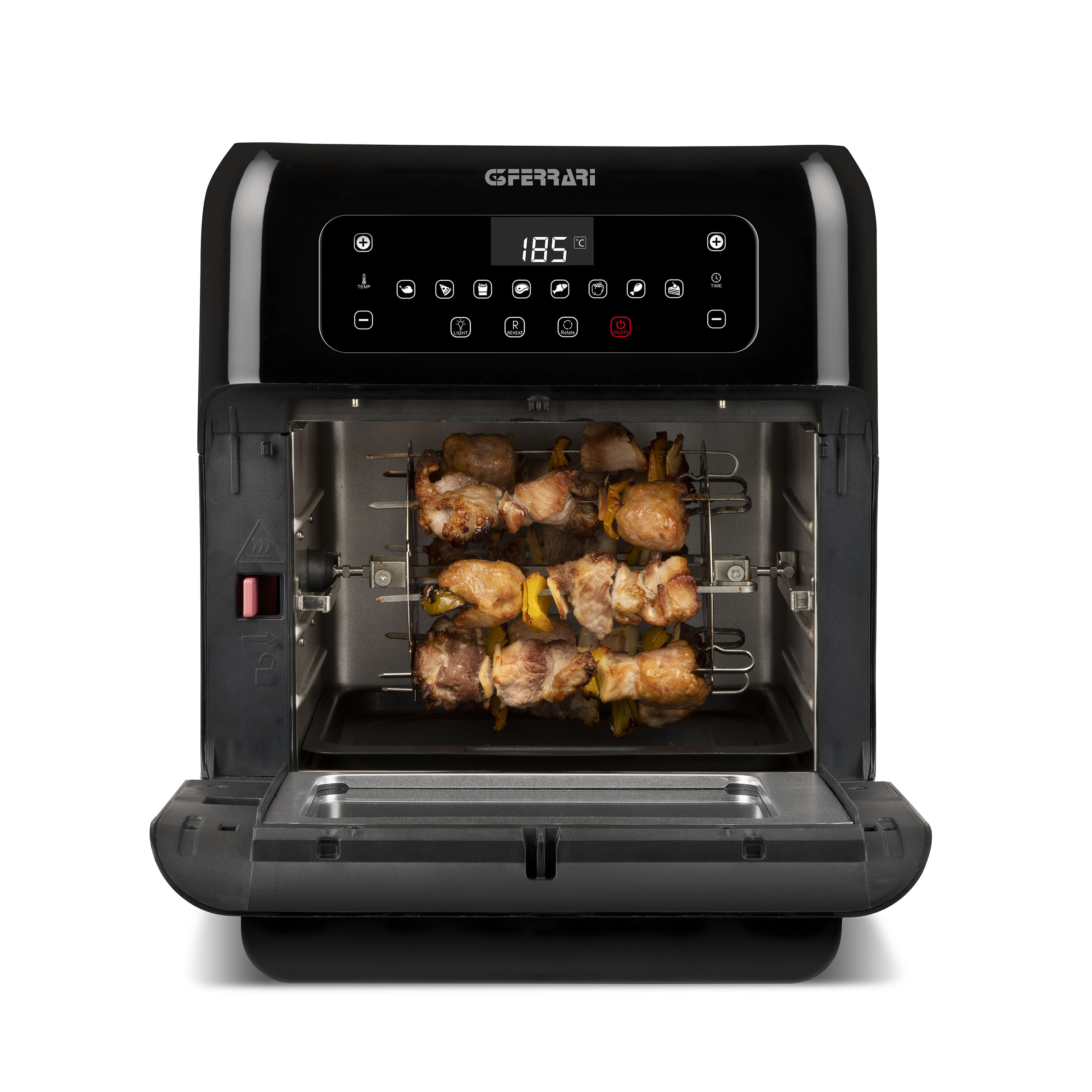 Czarna frytownica powietrzna z otwartymi drzwiami, pokazująca szaszłyki z jedzeniem w środku.