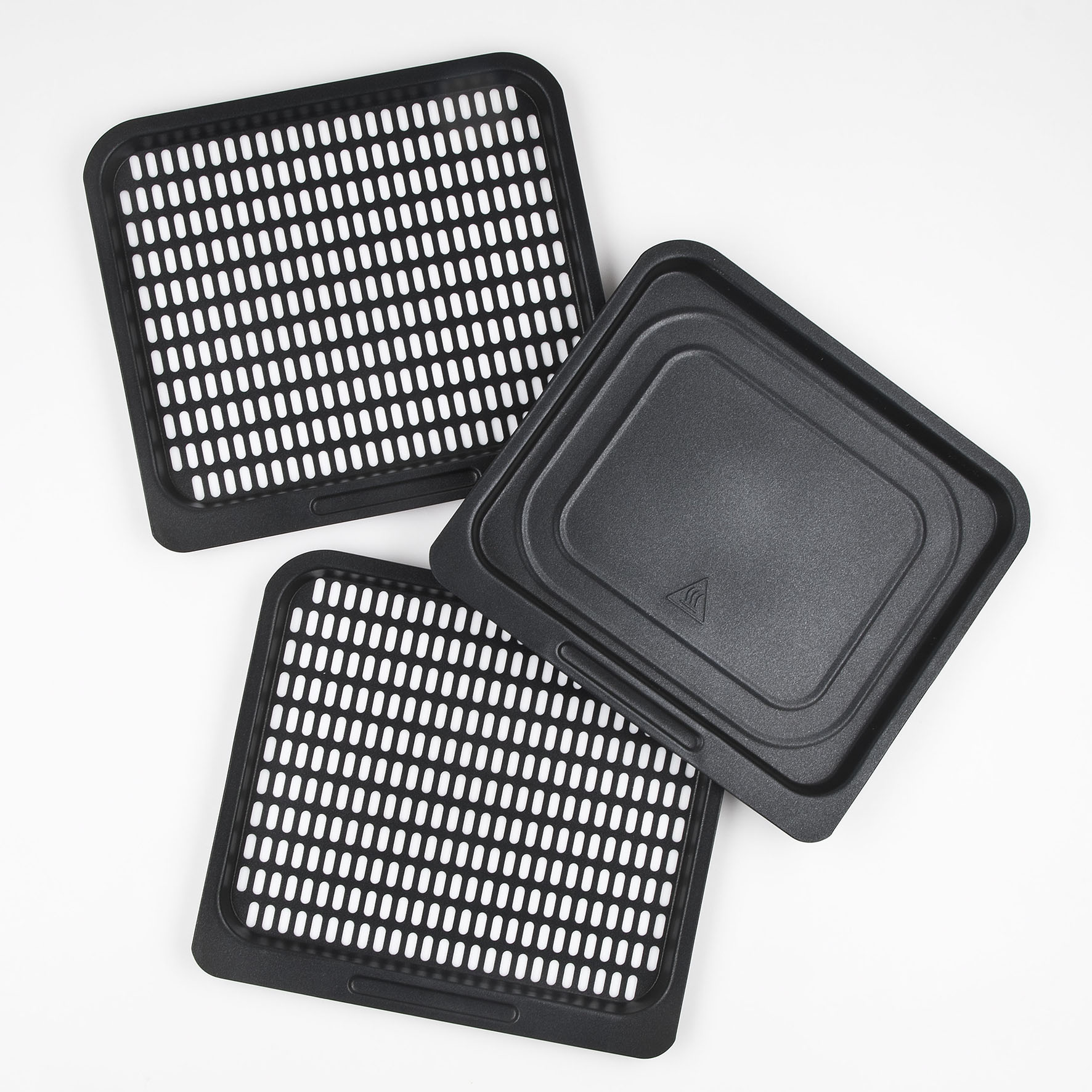Trzy czarne akcesoria do frytkownicy beztłuszczowej: dwie perforowane tace i jedna pełna taca.