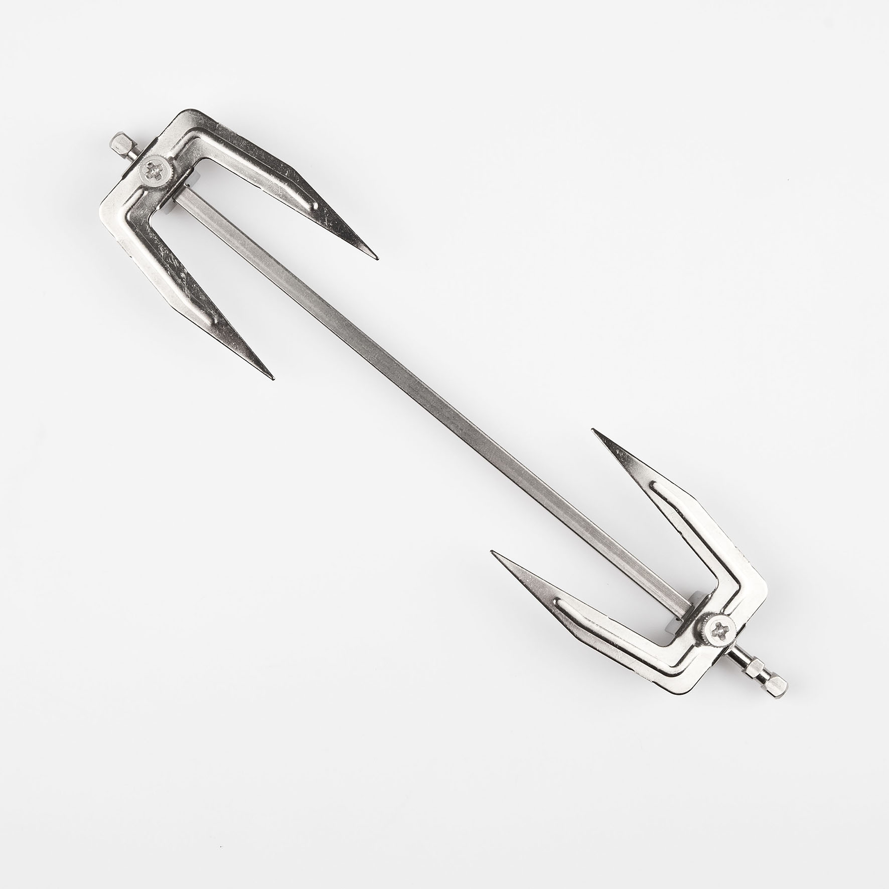 Metalowy widelec do rożna z trzema zębami, na białym tle.