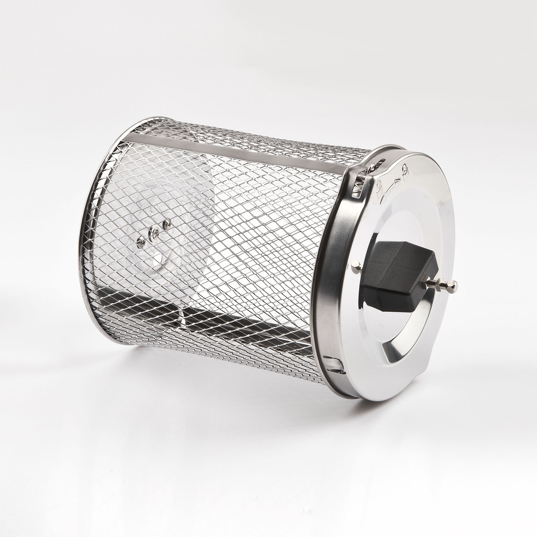 Cylindryczny kosz do gotowania ze stali nierdzewnej, z uchwytem, na białej powierzchni.