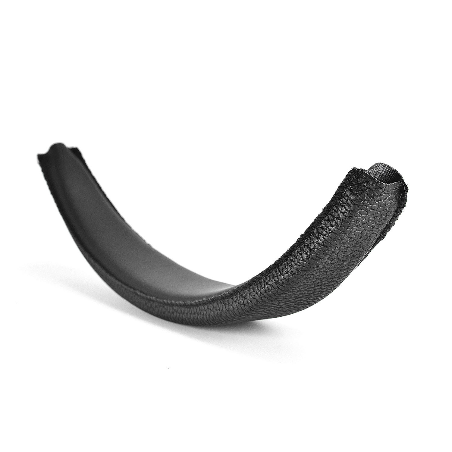 Czarny skórzany pałąk, zakrzywiony kształt, na białym tle.