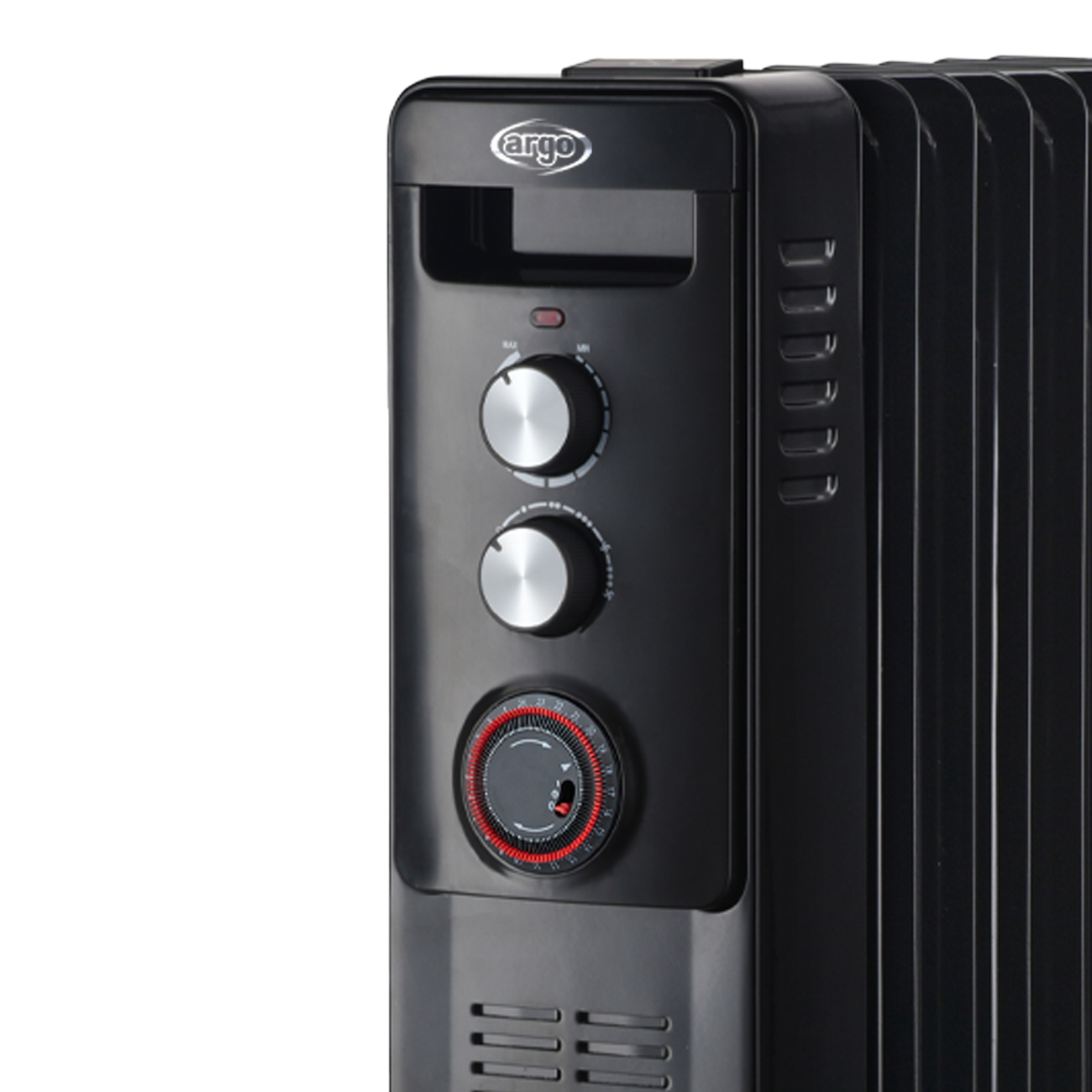 Czarny grzejnik olejowy z pokrętłami sterowania i timerem, na białym tle.