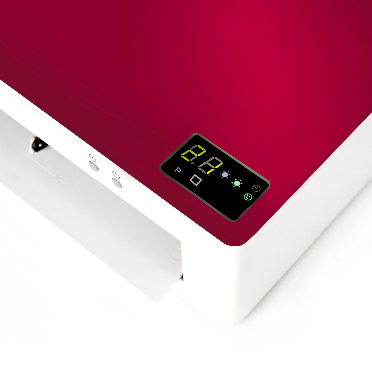 Un dispositivo bianco con parte superiore rossa e display digitale. Uno schermo nero visualizza numeri e simboli.