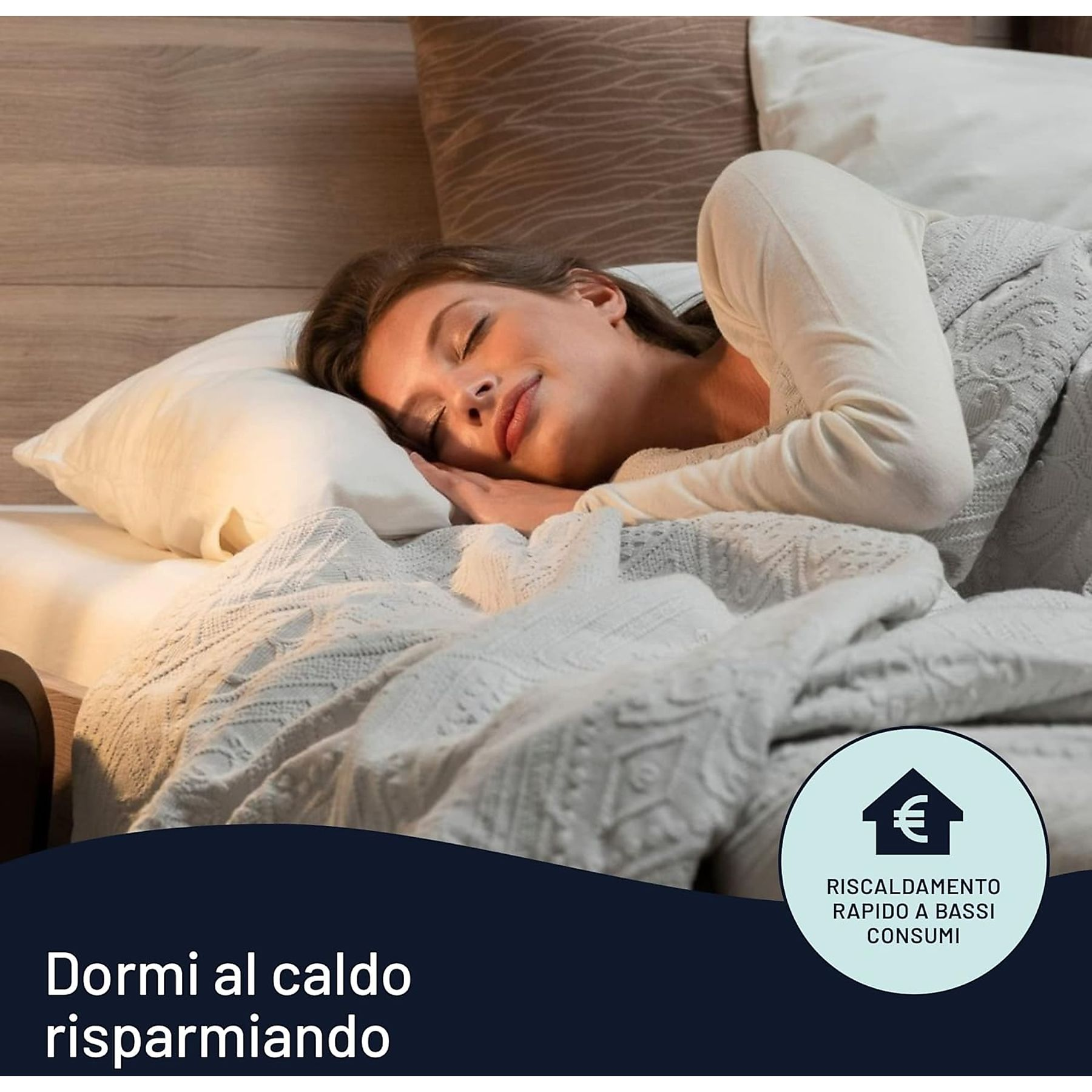 Kobieta śpi w łóżku, z ogrzewanym kocem i tekstem o oszczędzaniu.