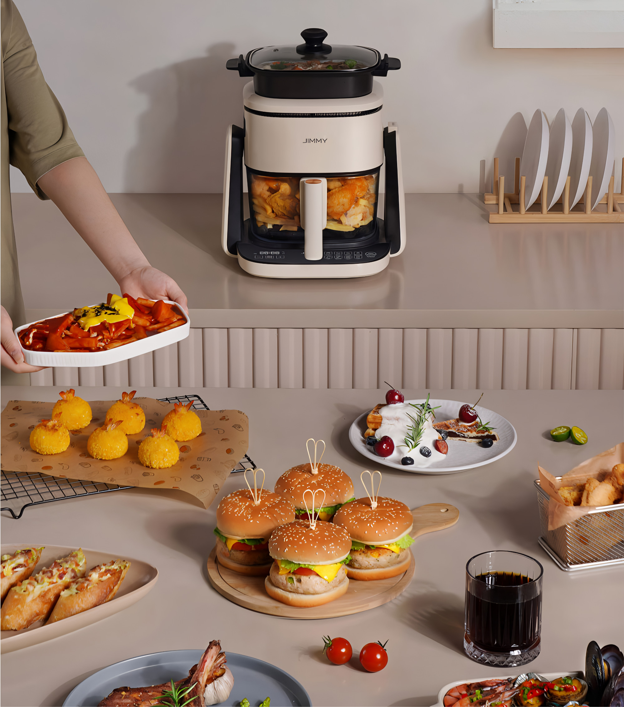 Stół z różnymi przygotowanymi potrawami i robotem kuchennym.