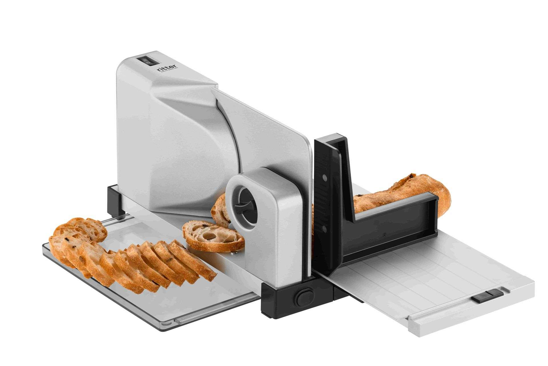 Srebrna krajalnica do chleba z bochenkiem chleba, krojąca trochę chleba.