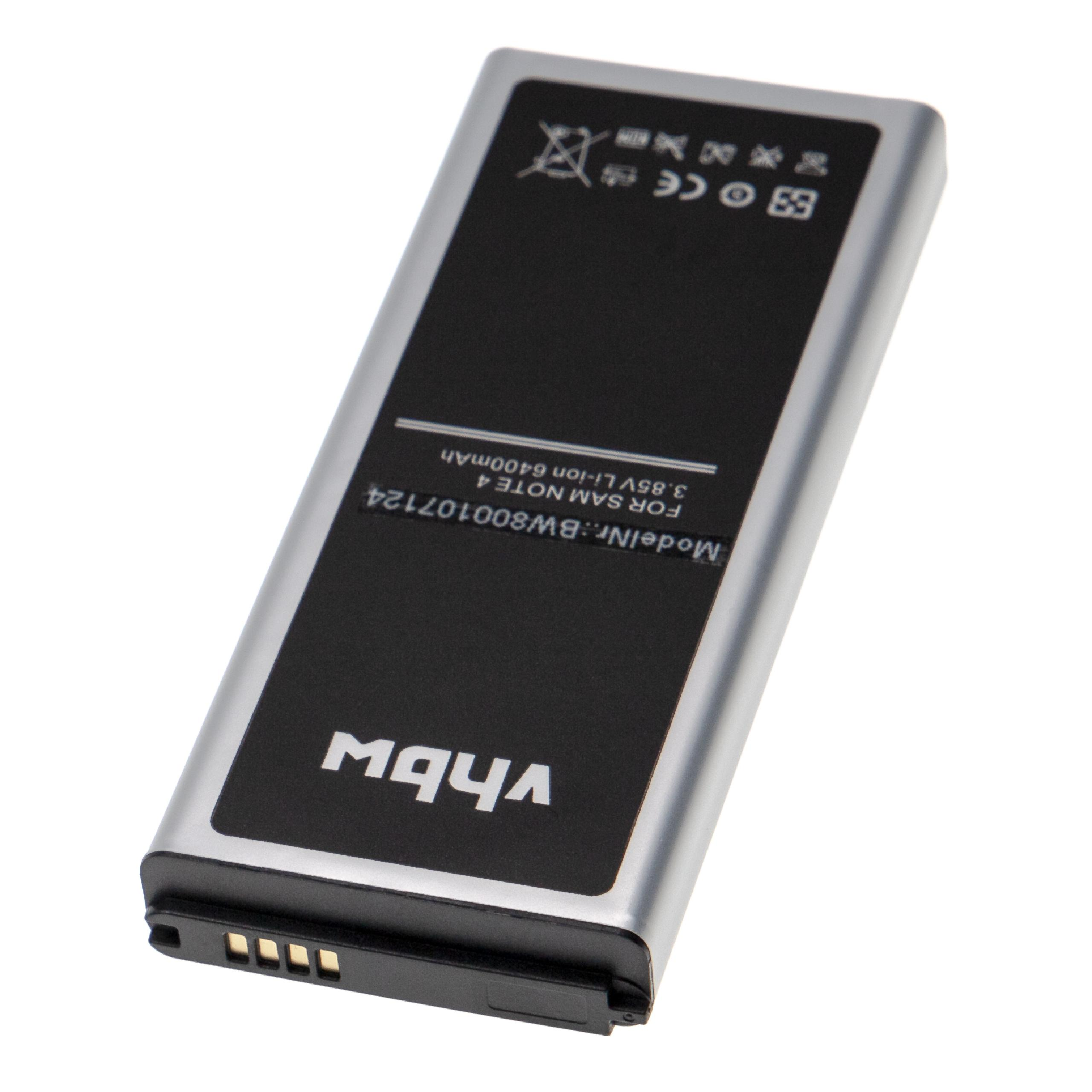 Eine Metallbatterie. Das Etikett mit Text ist auf der Batterie sichtbar.