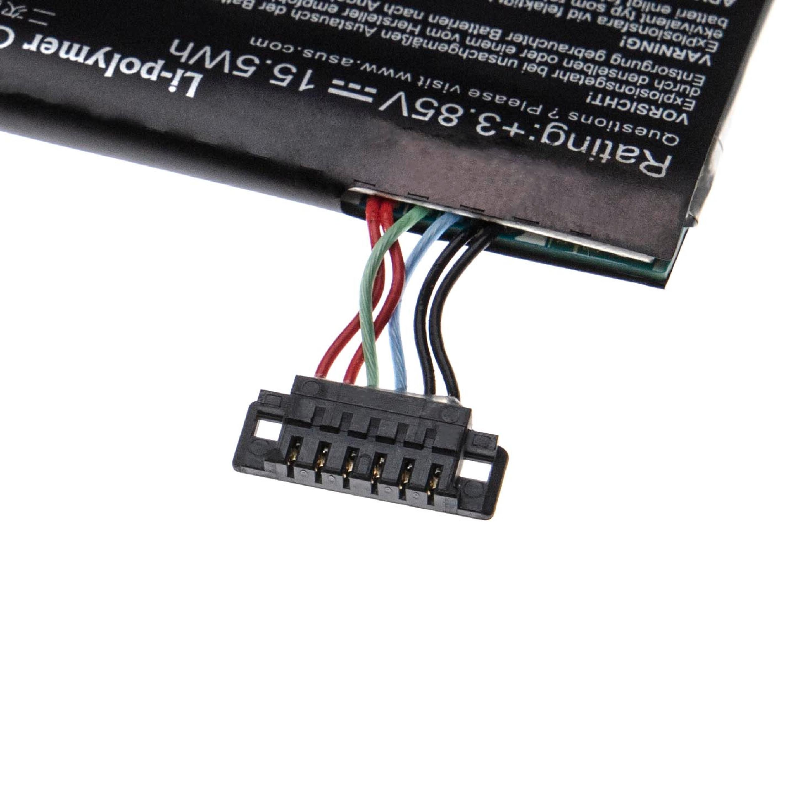 Nahaufnahme eines Akkus mit Drähten und einem Stecker, mit Warnhinweisen auf der Seite.