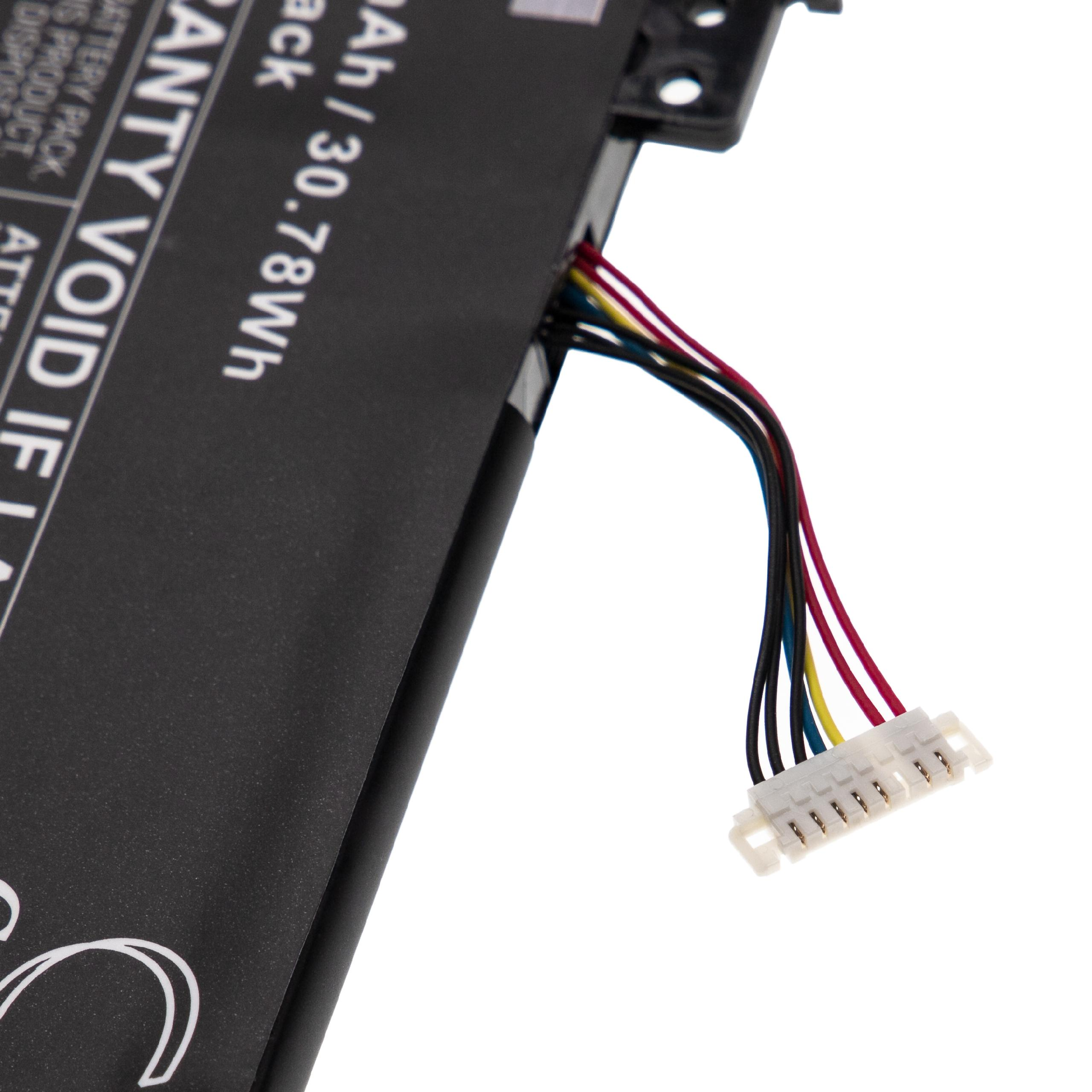 Nahaufnahme eines Laptop-Akkus mit bunten Drähten, die mit einem weißen Stecker verbunden sind.