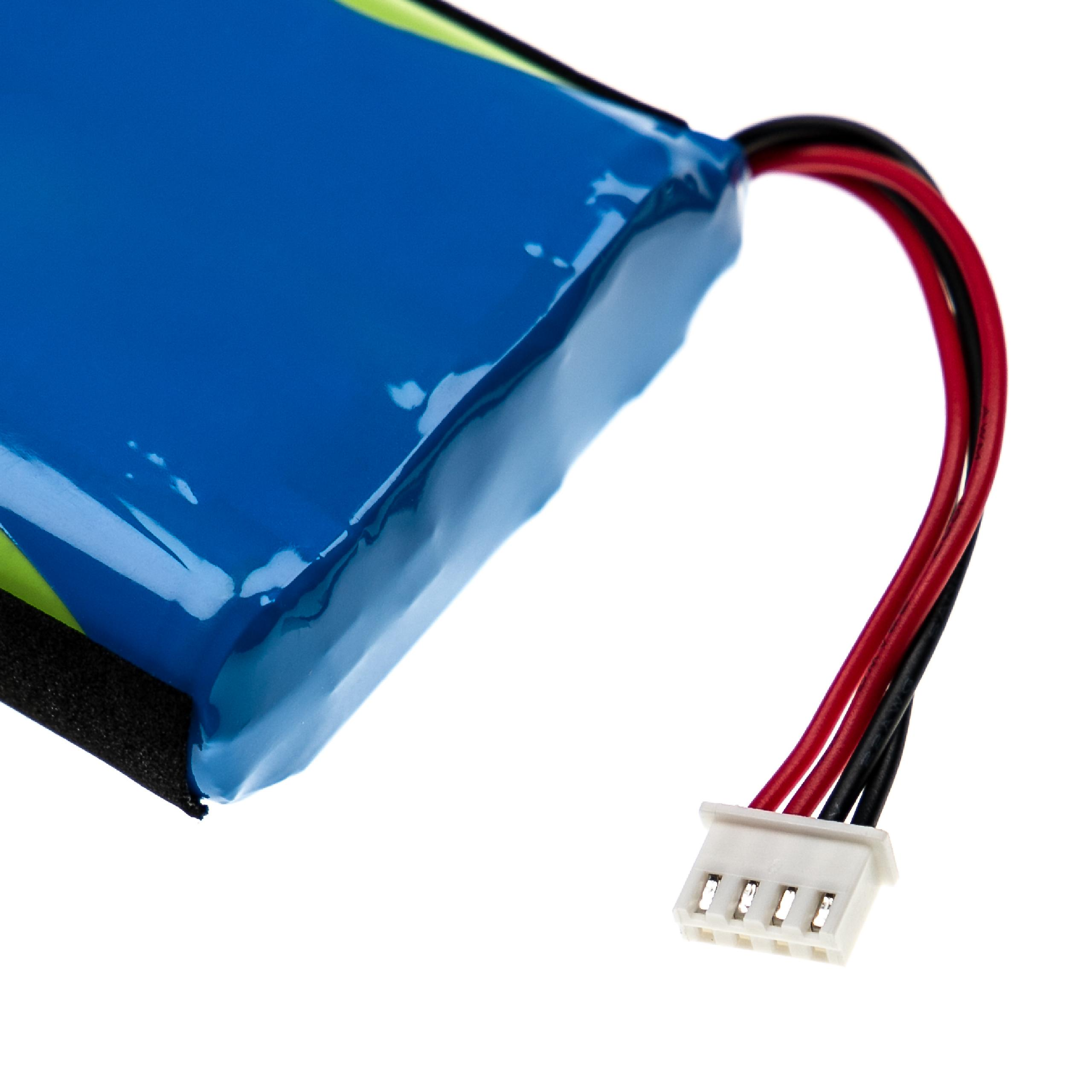 Eine blaue Batterie mit schwarzen, roten und weißen Drähten und einem weißen Stecker auf weißem Grund.