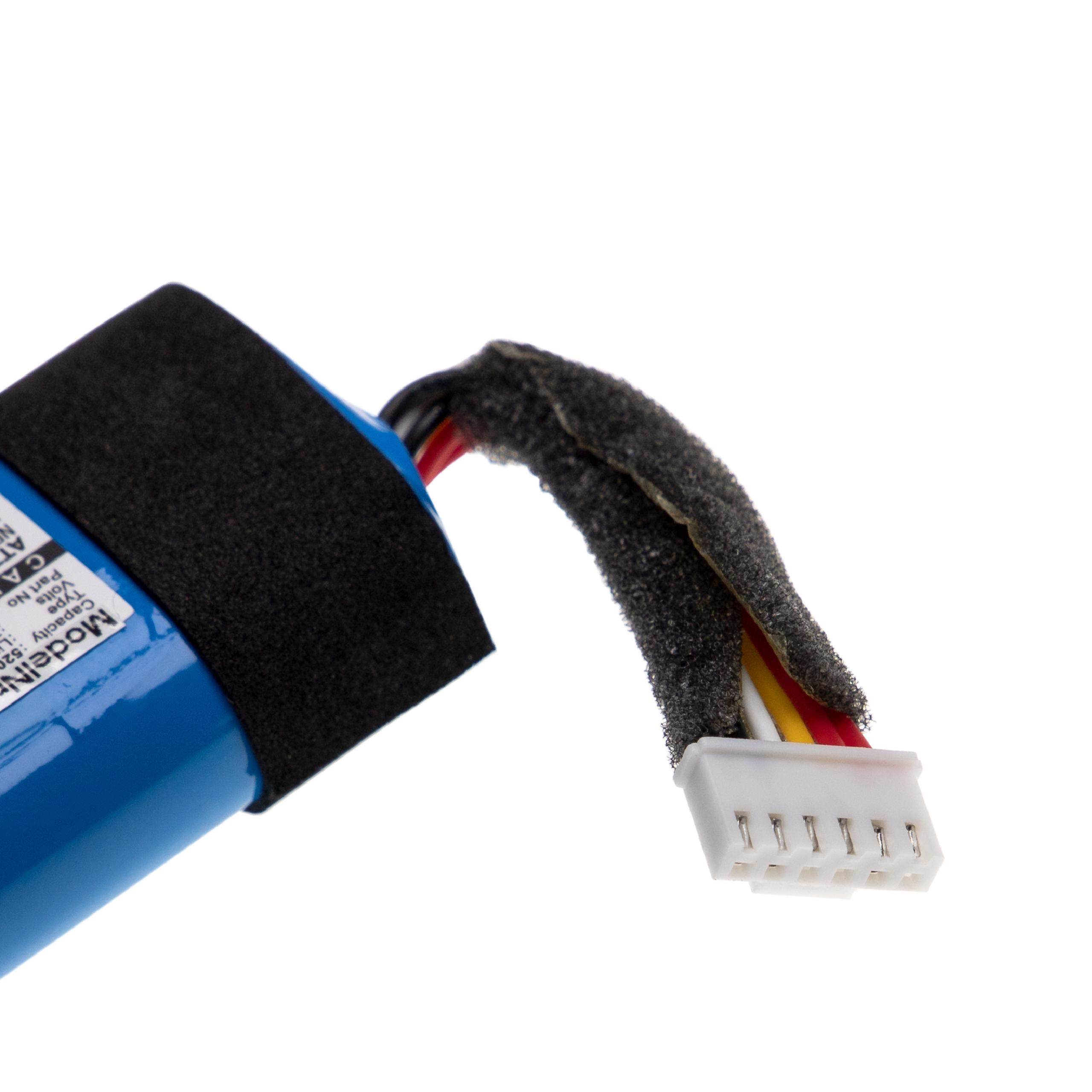 Eine blaue Batterie mit einer schwarzen Schaumabdeckung. Sie hat einen weißen Stecker mit angeschlossenen Drähten.