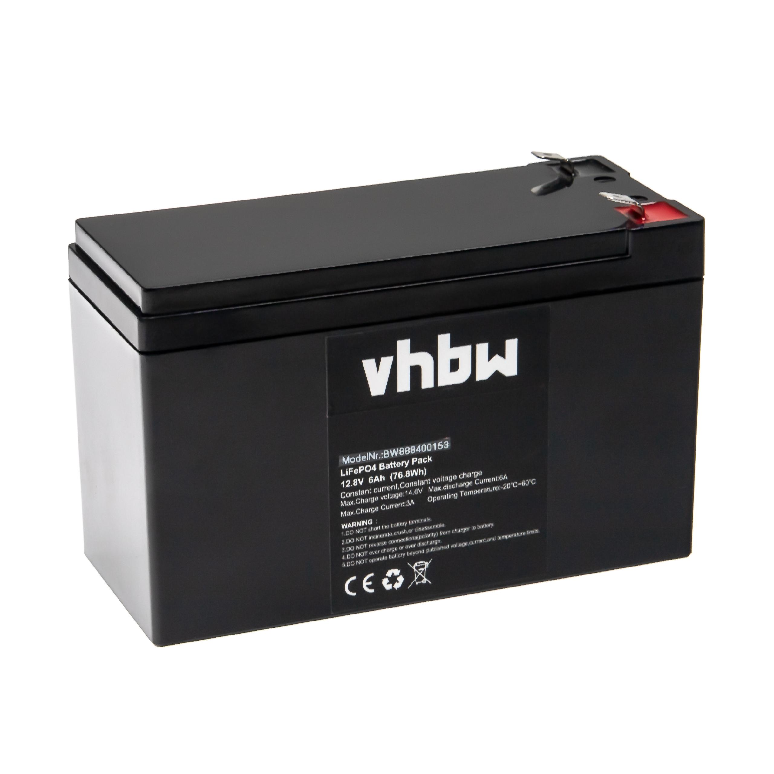 Schwarzes Batteriepaket mit weißem vhbw-Logo. Etikett mit Spezifikationen. Weißer Hintergrund.